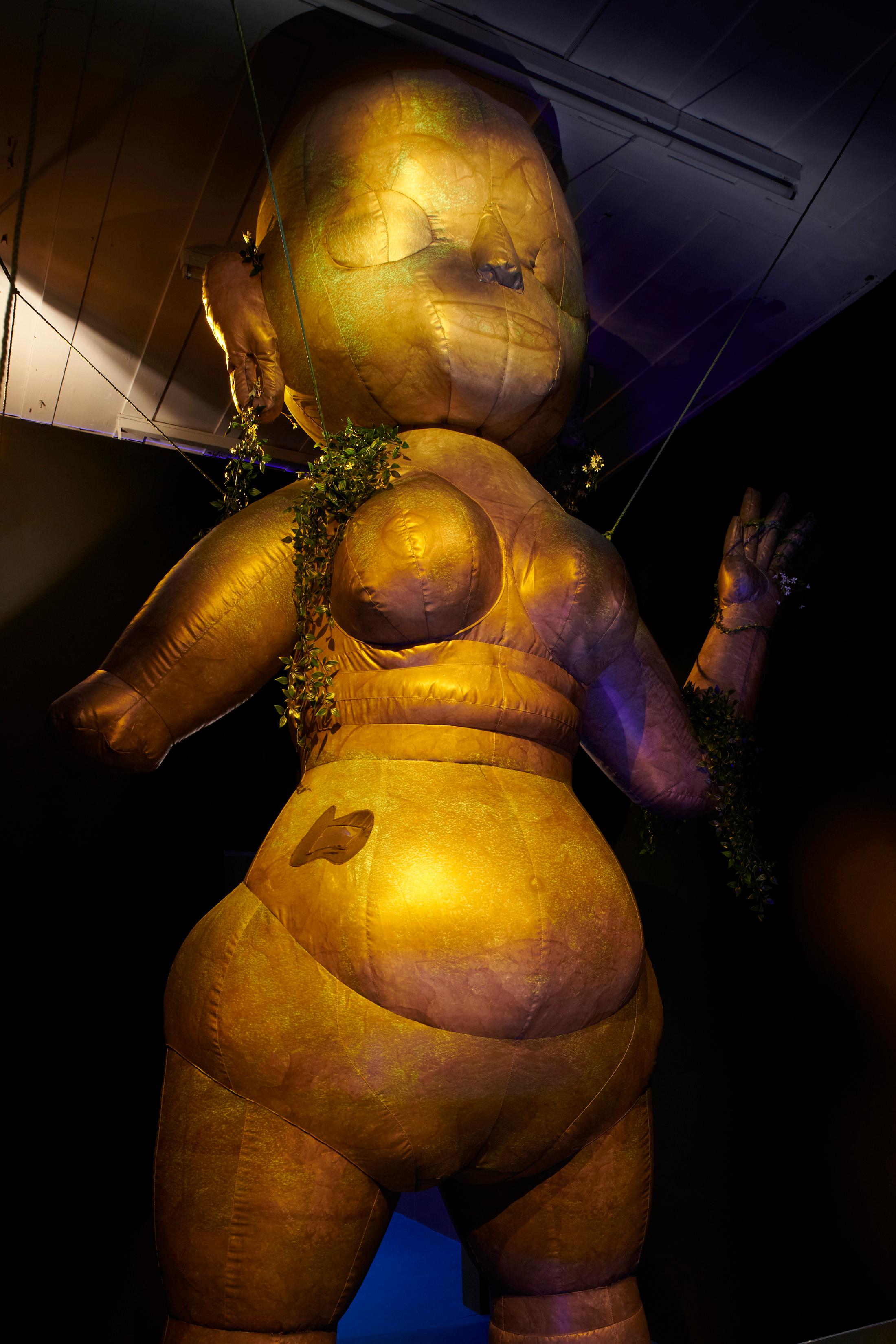 Exhibition View Giulia Essyad Solo Show «A Selene Blues; view on Giulia Essyad, MONUMENT, 2020, (detail)» at Fri Art, Fribourg, 2020 / Photo: Guillaume Python / Courtesy: the artist and Fri Art Kunsthalle