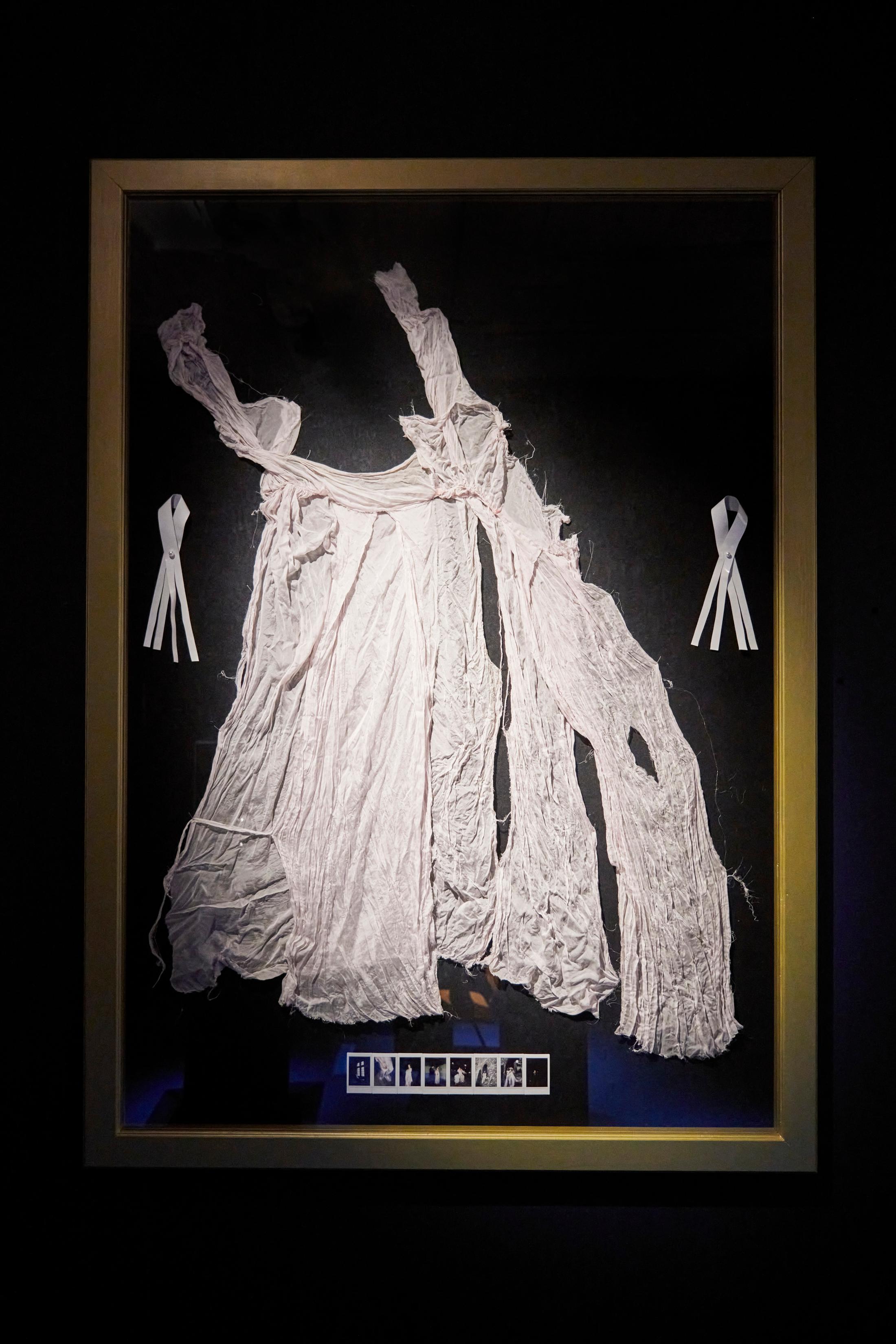 Exhibition View Giulia Essyad Solo Show «A Selene Blues; view on Giulia Essyad, Gaãa costume created by Loren Kagny for Gaãa Lamarre, 2020» at Fri Art, Fribourg, 2020 / Photo: Guillaume Python / Courtesy: the artist and Fri Art Kunsthalle