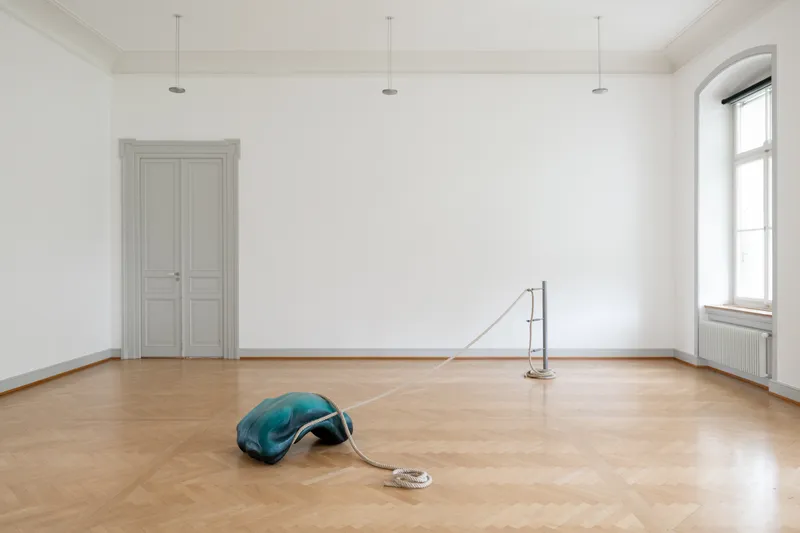 Exhibition View Grace Schwindt Solo Show «Defiant Bodies; view on Grace Schwindt, Remembered Position, 2022» at Kunstmuseum St. Gallen, St. Gallen, 2022-2023 / Photo: Sebastian Stadler / Courtesy: the artist and Zeno X Gallery, Antwerp