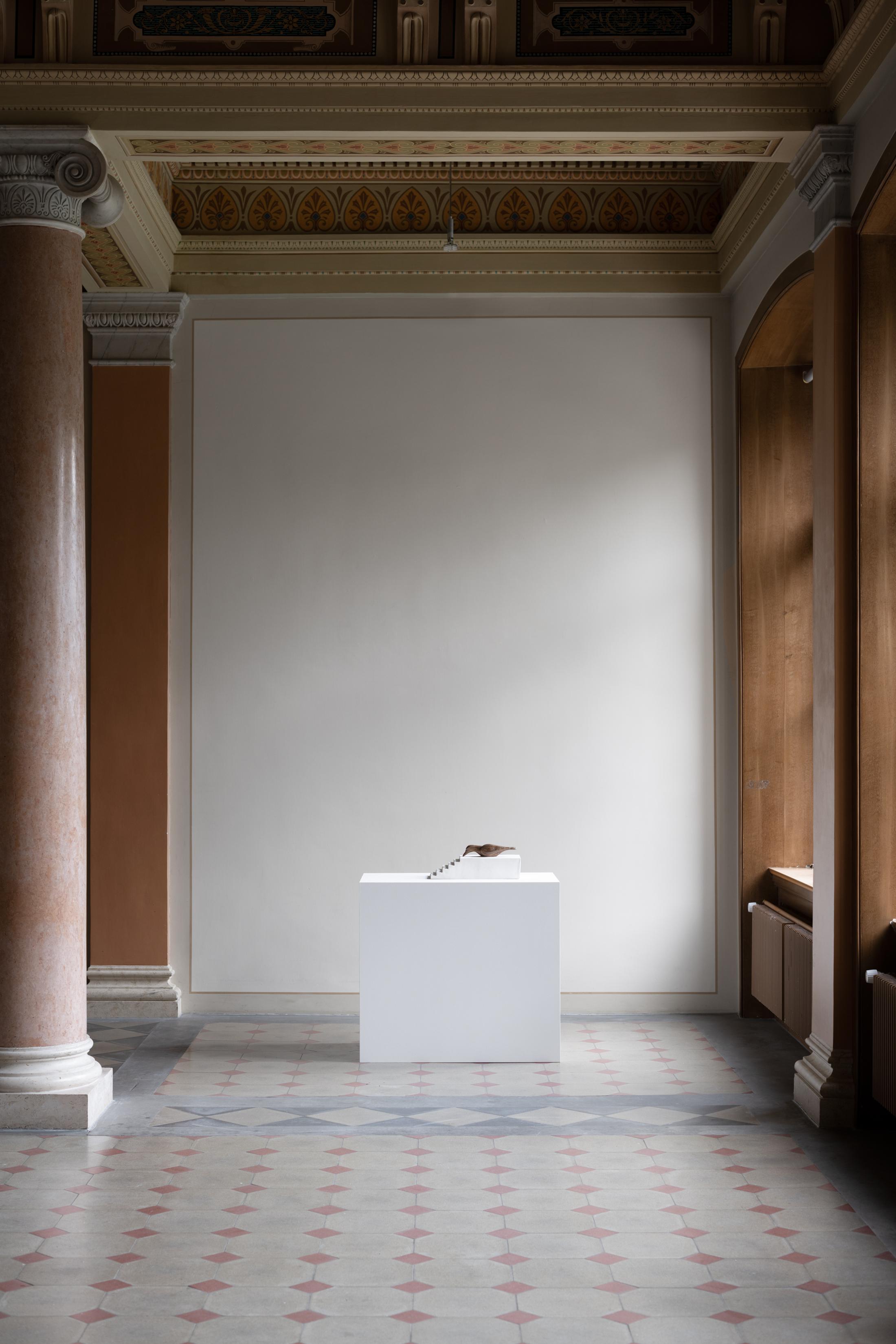 Exhibition View Grace Schwindt Solo Show «Defiant Bodies; view on Grace Schwindt, Gravity, 2019» at Kunstmuseum St. Gallen, St. Gallen, 2022-2023 / Photo: Sebastian Stadler / Courtesy: the artist and Zeno X Gallery, Antwerp