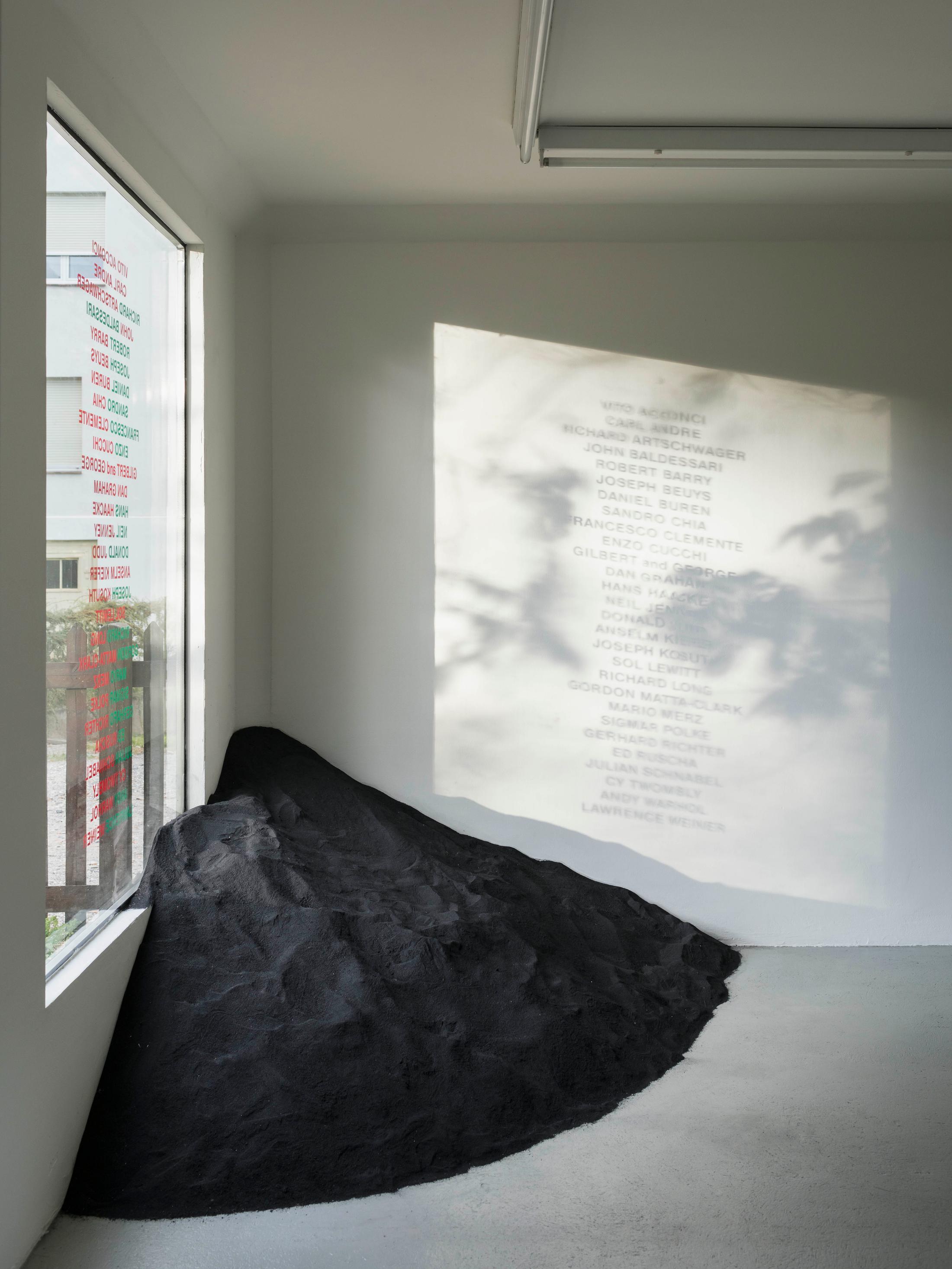 Exhibition View Groupshow «Hunter Of Worlds / view on Louise Lawler, Birdcalls (1972/2008); Marie Matusz, Suspension; from the source to the hand, (2018)» at SALTS, Birsfelden / Photo: Gunnar Meier / Courtesy: the artist and SALTS