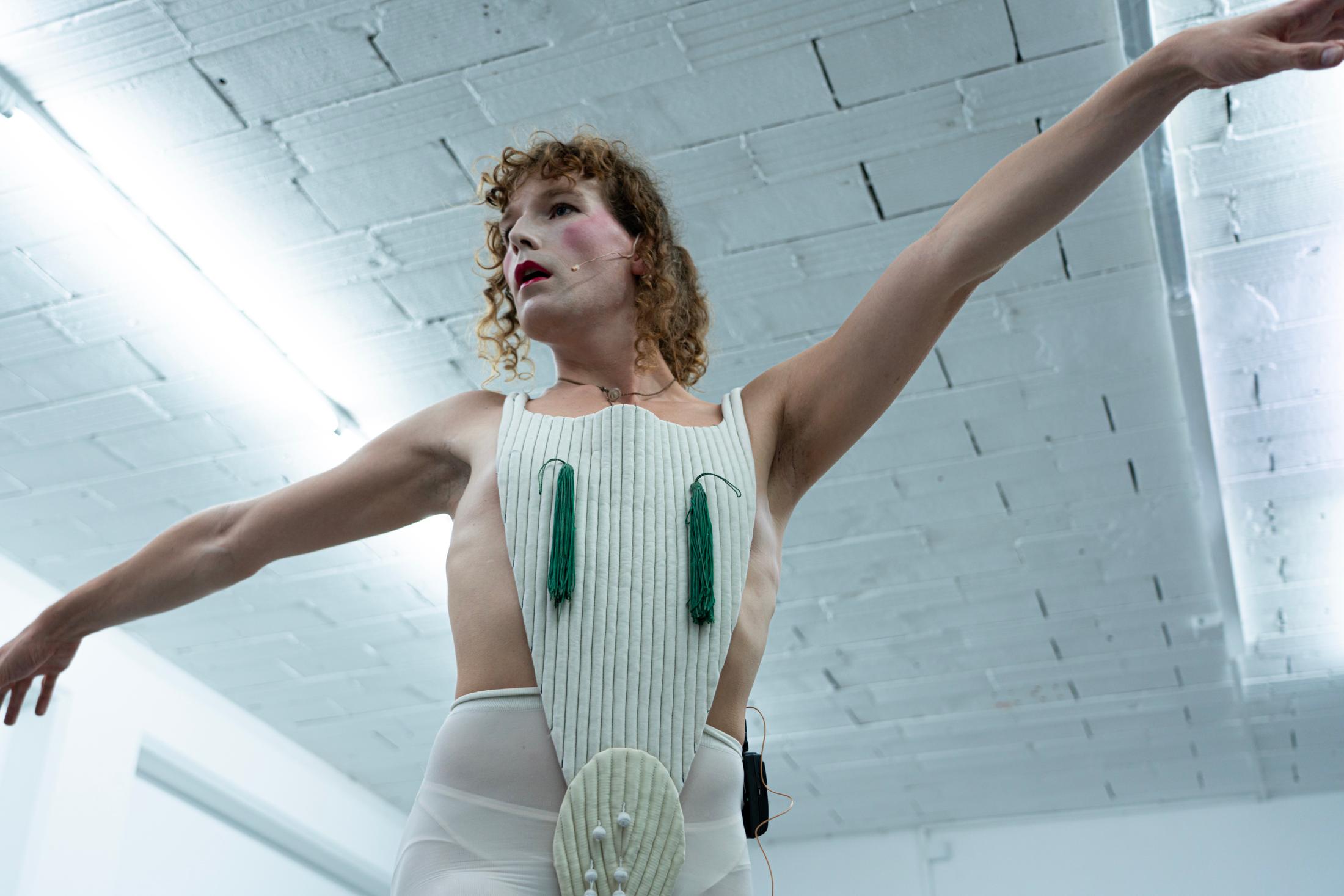 Exhibition View Groupshow «Le Soin des Possibles; view on Cassie Augusta Jørgensen, Untitled, 2019, performance» at 1.1, Basel, 2019 / Photo: Jelly Luise / Courtesy: the artist