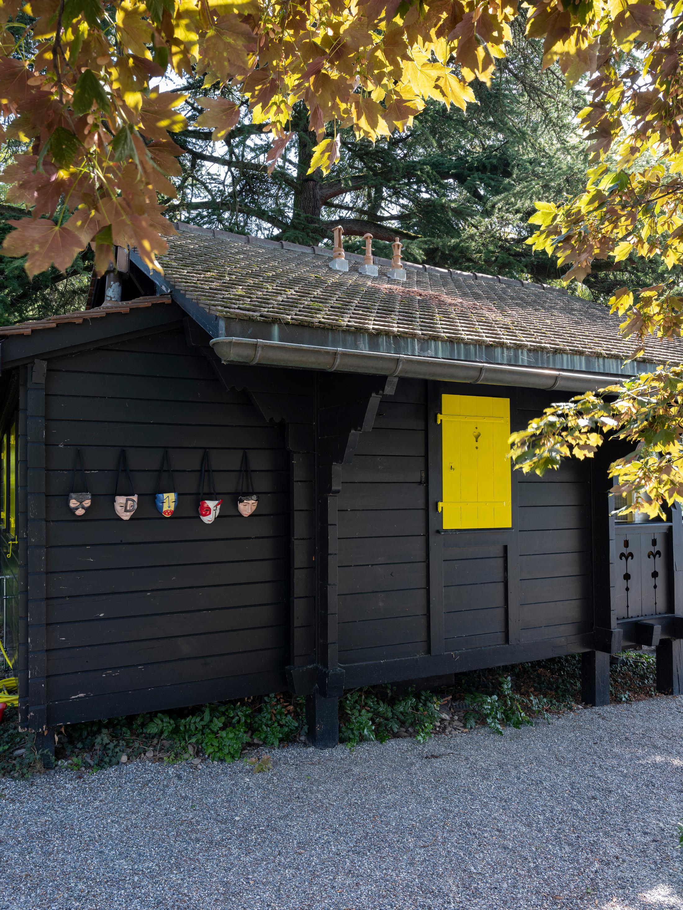 Exhibition View Groupshow «Modern Nature – an hommage to Derek Jarman; view on Julie Monot, Invoke to Evoke (2019)» at La Becque, La Tour-de-Peilz, 2019 / Photo: © Diana Martin / Courtesy: the artist and La Becque