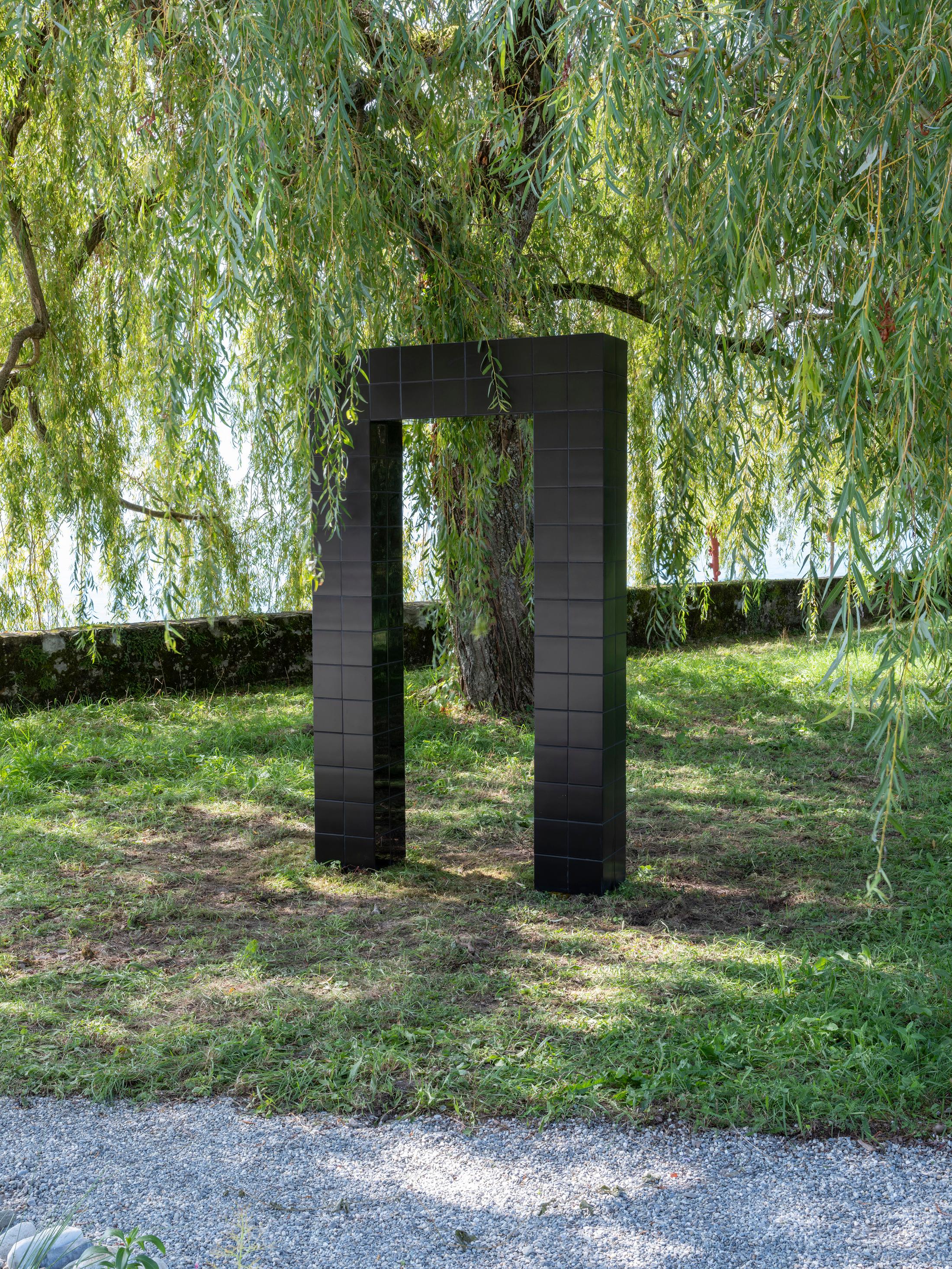 Exhibition View Groupshow «Modern Nature – an hommage to Derek Jarman; view on Prem Sahib, Archway (2019)» at La Becque, La Tour-de-Peilz, 2019 / Photo: © Julien Gremaud / Courtesy: the artist and La Becque