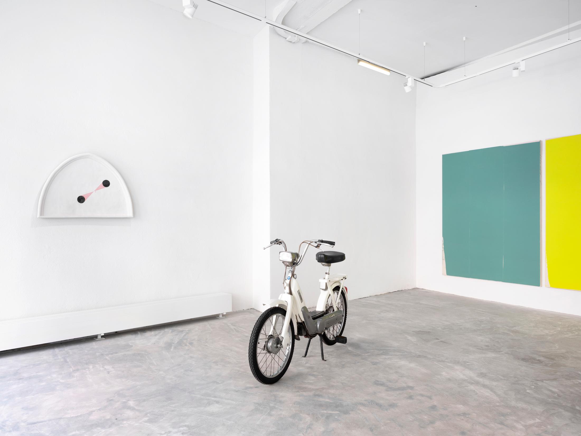 Exhibition View Groupshow «Swiss Made; view on Mai-thu Peret, Isolation II, 2019, Valentin Carron, Ciao n0 11, 2014 and Sylvain Croci-Torti, A drift in the ocean, 2019 and Please sing me to sleep tonight, 2019» at Ribordy Thetaz, Geneva, 2019 / Photo: © Julien Gremaud