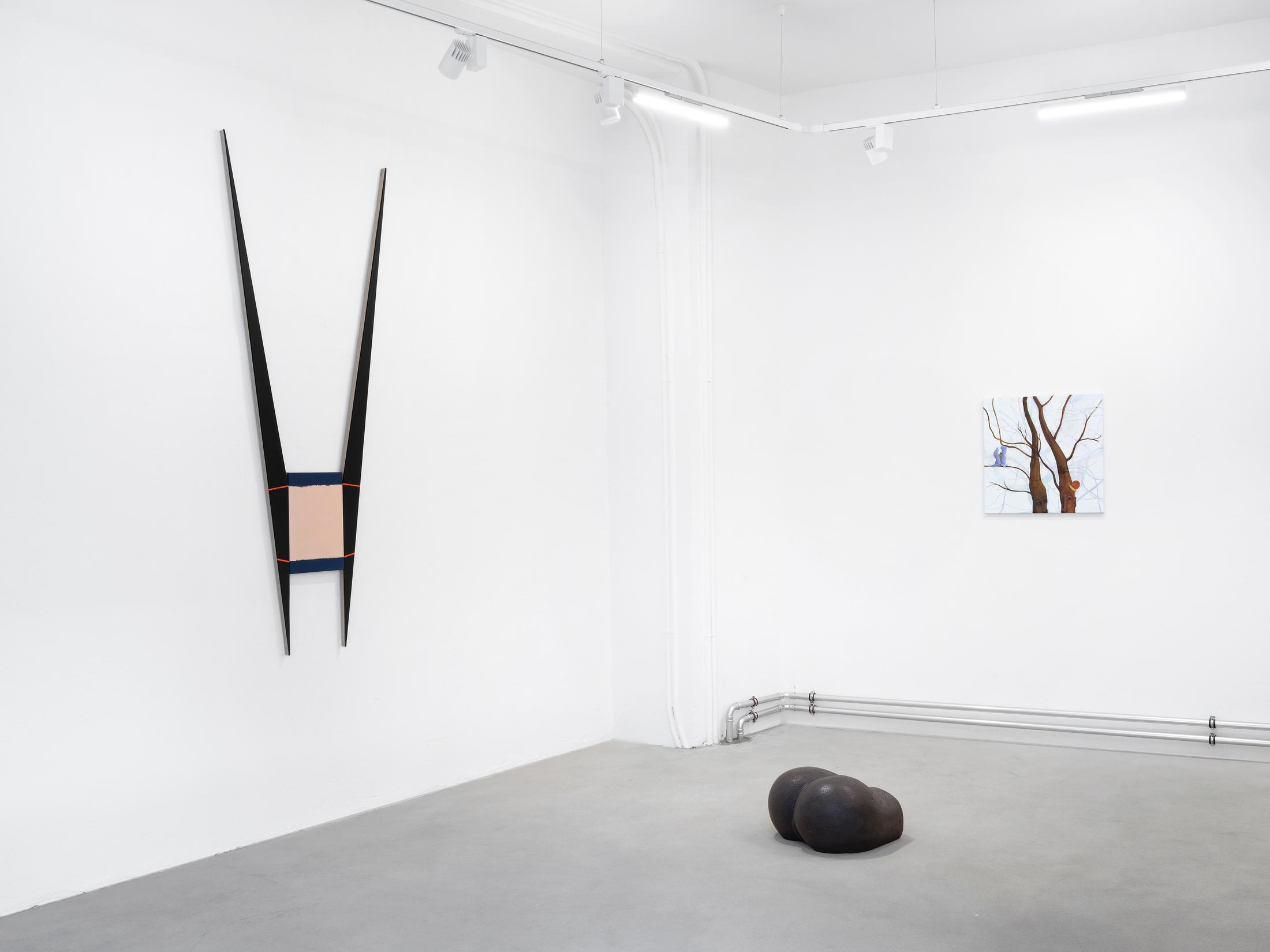 Exhibition View Groupshow «Swiss Made; view on Damian Navarro, Stretched Museum 5, 2019; Yarisal & Kublitz, Booty, 2016 and Urban Zellweger, Figures, 2019» at Ribordy Thetaz, Geneva, 2019 / Photo: © Julien Gremaud