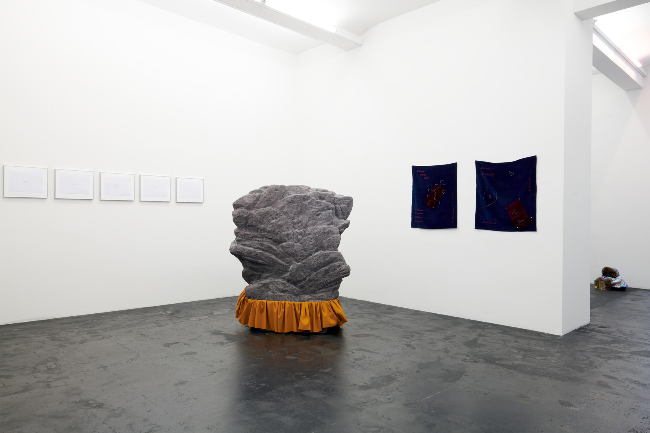 Exhibition View Groupshow «Was erzählt die Romandie?» with Alfredo Aceto, Mohamed Almusibli, Maxime Bondu, Claire van Lubeek, Flora Mottini, Philémon Otth, Gina Proenza, Koka Ramishvili, Real Madrid, Anne Rochat, Denis Savary, Gaia Vincensini at Häusler Contemporary, Zurich, 2019 / Photo: Mischa Scherrer / Courtesy: the artists and Häusler Contemporary