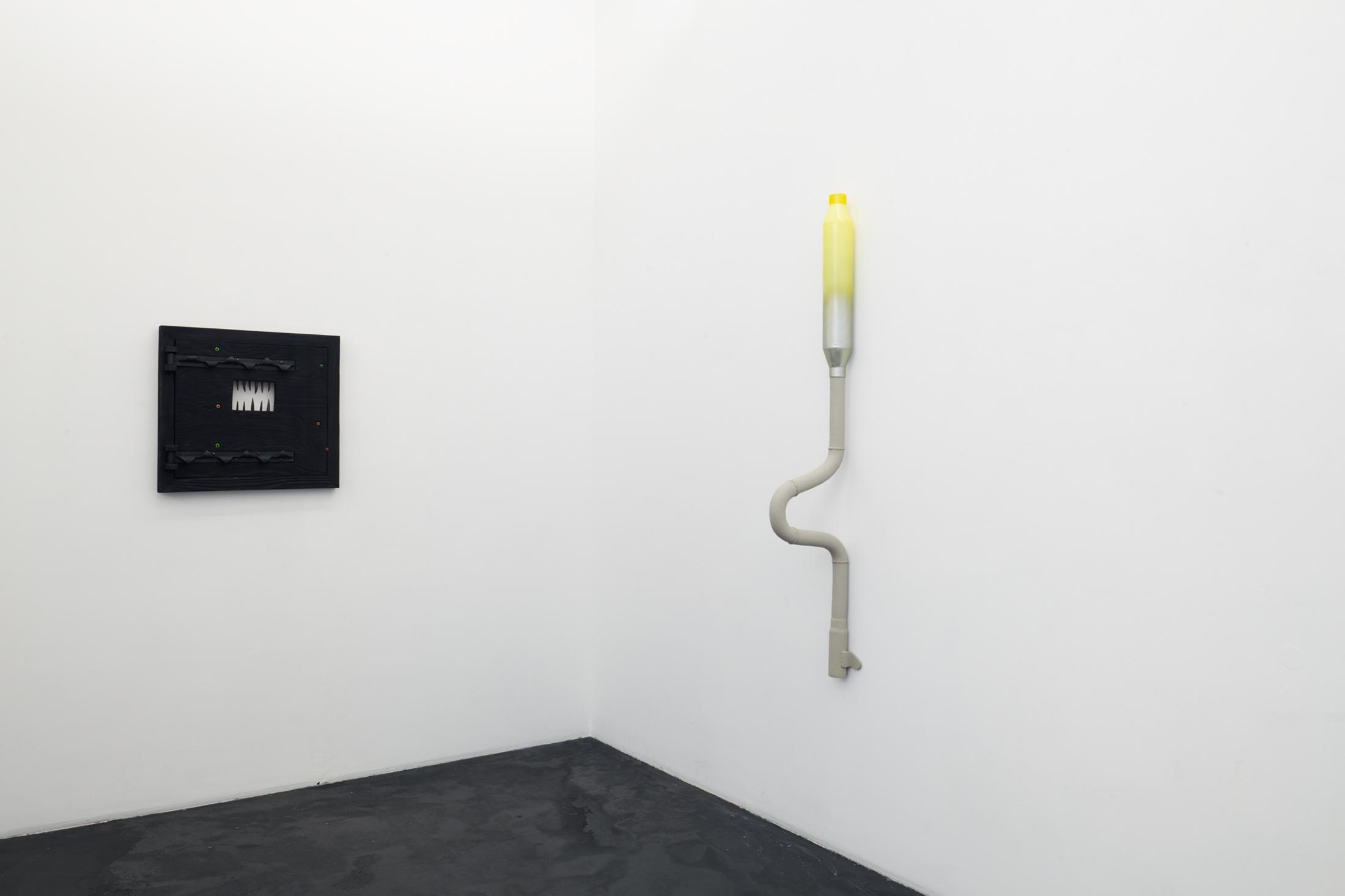 Exhibition View Groupshow «Was erzählt die Romandie?; view on Claire van Lubeek, Big Smile, 2019 and Alfredo Aceto, Grass snake digesting Bertrand Lavier, 2019» with Alfredo Aceto, Mohamed Almusibli, Maxime Bondu, Claire van Lubeek, Flora Mottini, Philémon Otth, Gina Proenza, Koka Ramishvili, Real Madrid, Anne Rochat, Denis Savary, Gaia Vincensini at Häusler Contemporary, Zurich, 2019 / Photo: Mischa Scherrer / Courtesy: the artists and Häusler Contemporary