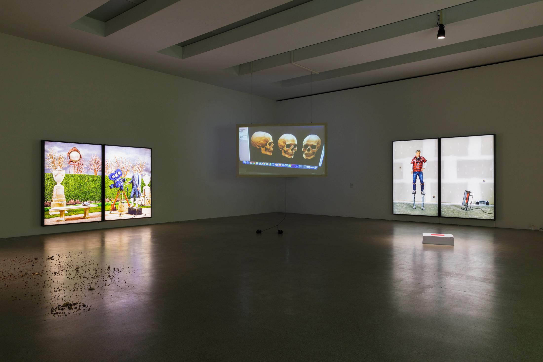 Exhibition View Groupshow «Zeitspuren – The Power of Now with Rodney Graham, Pilar Quinteros, Stéphanie Saadé, Felix Gonzales-Torres, Agnieszka Polska adn David Horvitz» at PASQUART, Biel/Bienne, 2018 / Photo: Gunnar Meier / Exhibition View Groupshow «Zeitspuren – The Power of Now with Dora Budor» at PASQUART, Biel/Bienne, 2018 / Photo: Gunnar Meier / Courtesy: the artist and Hauser & Wirth / Courtesy: Private collection, Bologna; the artist & ChertLüdde, Berlin / Courtesy: ZAK | BRANICKA / Schenkung Sammlung Hoffmann, Staatliche Kunstsammlungen Dresden