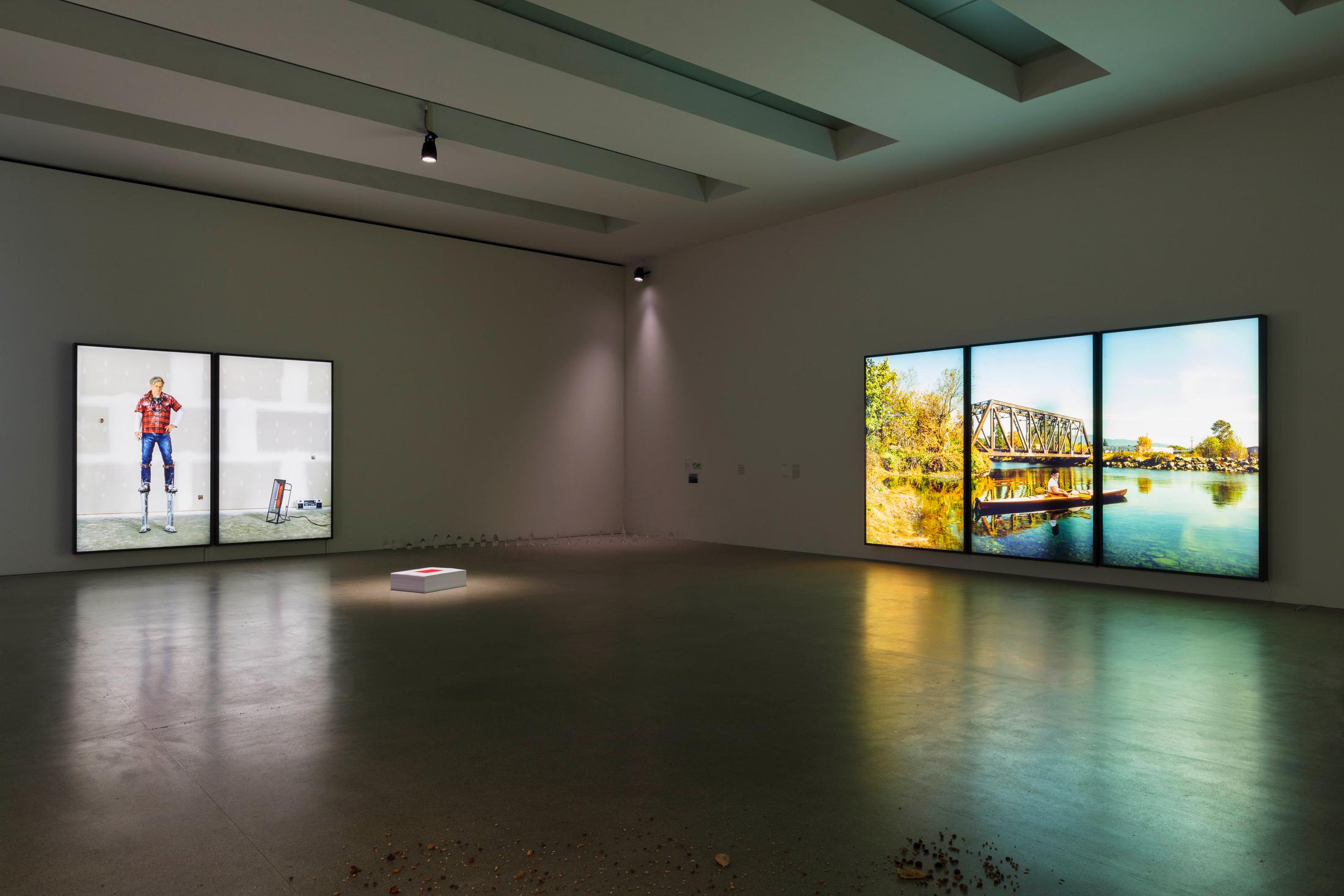 Exhibition View Groupshow «Zeitspuren – The Power of Now with Rodney Graham, Pilar Quinteros, Stéphanie Saadé, Felix Gonzales-Torres, Agnieszka Polska adn David Horvitz» at PASQUART, Biel/Bienne, 2018 / Photo: Gunnar Meier / Exhibition View Groupshow «Zeitspuren – The Power of Now with Dora Budor» at PASQUART, Biel/Bienne, 2018 / Photo: Gunnar Meier / Courtesy: the artist and Hauser & Wirth / Courtesy: Private collection, Bologna; the artist & ChertLüdde, Berlin / Courtesy: ZAK | BRANICKA / Schenkung Sammlung Hoffmann, Staatliche Kunstsammlungen Dresden