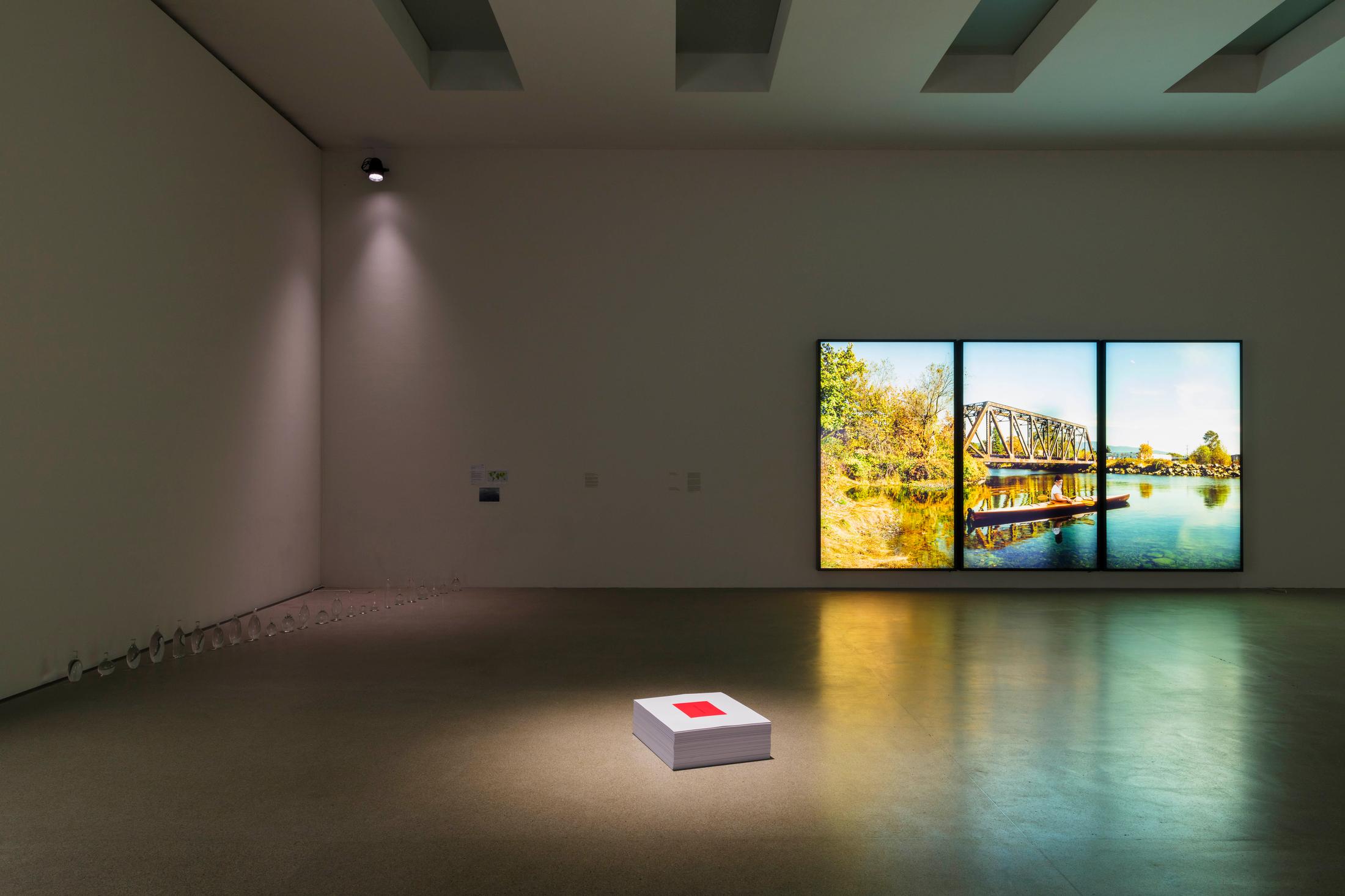 Exhibition View Groupshow «Zeitspuren – The Power of Now with Rodney Graham, Pilar Quinteros, Stéphanie Saadé, Felix Gonzales-Torres, Agnieszka Polska adn David Horvitz» at PASQUART, Biel/Bienne, 2018 / Photo: Gunnar Meier / Exhibition View Groupshow «Zeitspuren – The Power of Now with Dora Budor» at PASQUART, Biel/Bienne, 2018 / Photo: Gunnar Meier / Courtesy: the artist and Hauser & Wirth / Courtesy: Private collection, Bologna; the artist & ChertLüdde, Berlin / Courtesy: ZAK | BRANICKA / Schenkung Sammlung Hoffmann, Staatliche Kunstsammlungen Dresden