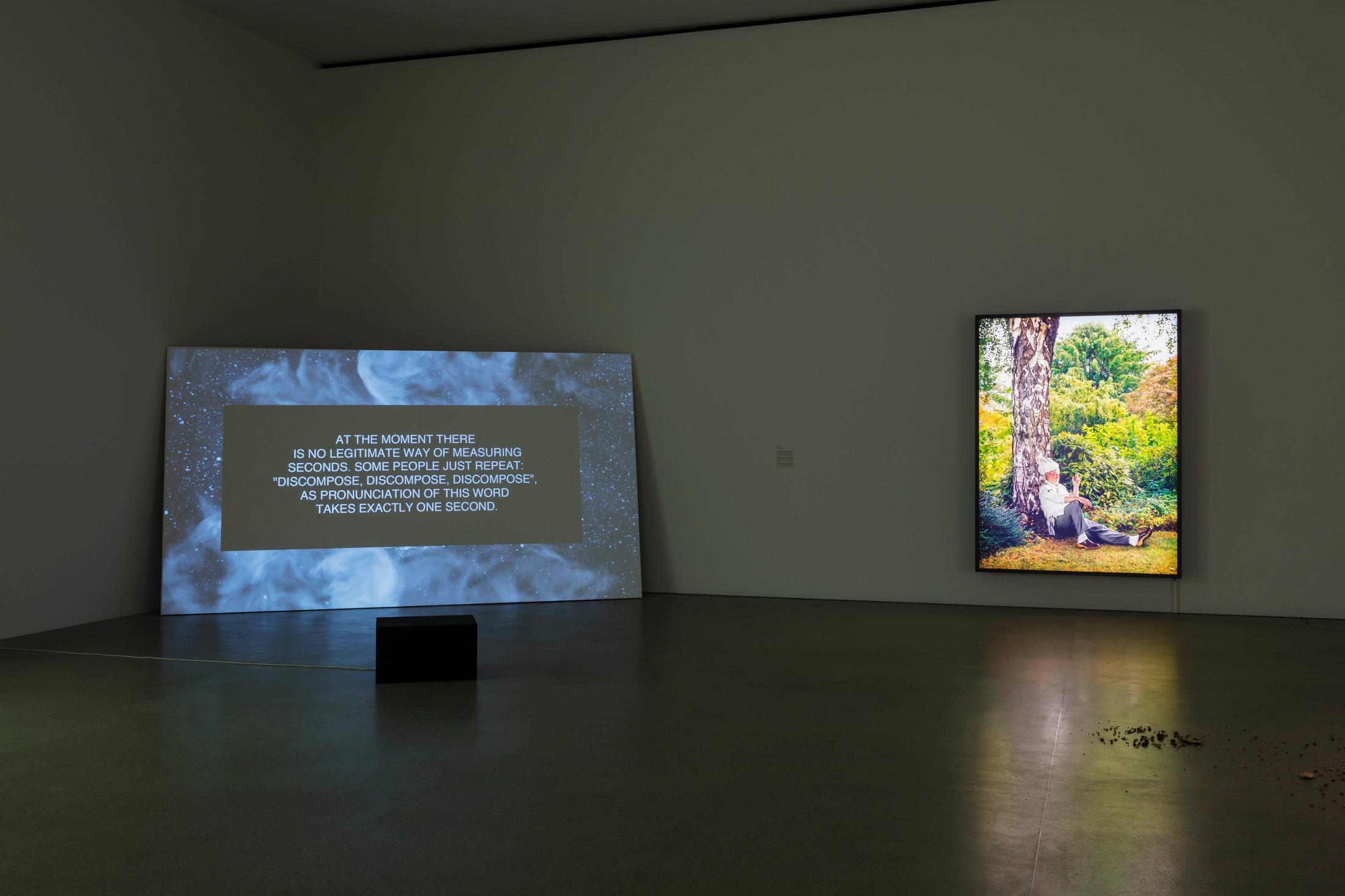 Exhibition View Groupshow «Zeitspuren – The Power of Now with Rodney Graham, Pilar Quinteros, Stéphanie Saadé, Felix Gonzales-Torres, Agnieszka Polska adn David Horvitz» at PASQUART, Biel/Bienne, 2018 / Photo: Gunnar Meier / Exhibition View Groupshow «Zeitspuren – The Power of Now with Dora Budor» at PASQUART, Biel/Bienne, 2018 / Photo: Gunnar Meier / Courtesy: the artist and Hauser & Wirth / Courtesy: Private collection, Bologna; the artist & ChertLüdde, Berlin / Courtesy: ZAK | BRANICKA / Schenkung Sammlung Hoffmann, Staatliche Kunstsammlungen Dresden