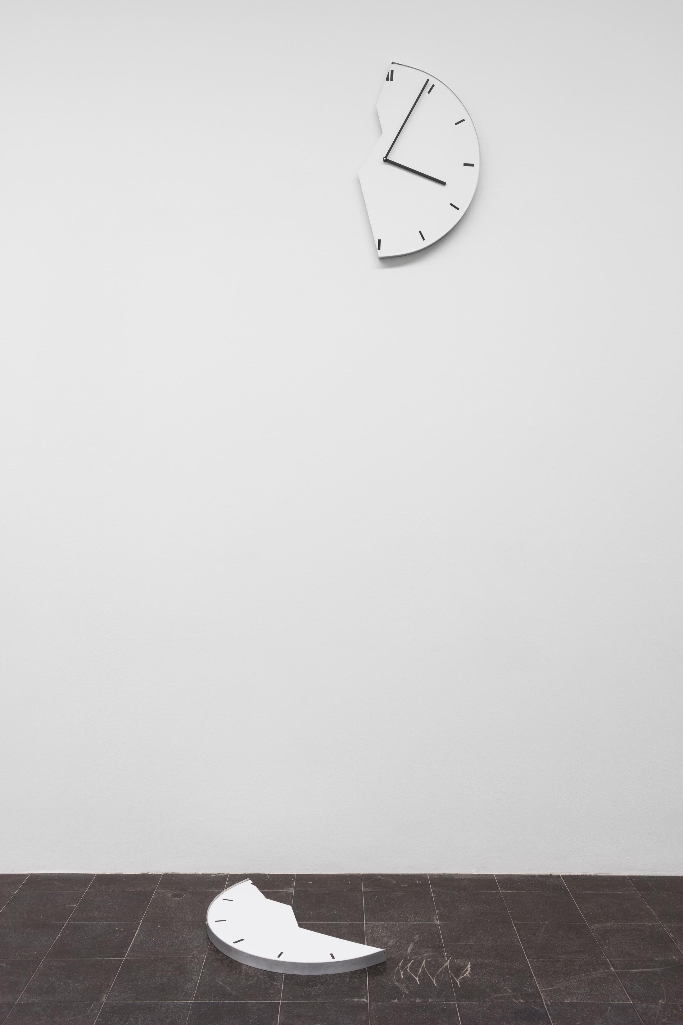 Exhibition View Groupshow «Zeitspuren – The Power of Now / view on Elmgreen & Dragset, Broken Clock / Powerless Structures, Fig. 245, 2001» at PASQUART, Biel/Bienne, 2018 / Photo: Gunnar Meier / Courtesy: Family Servais Collection, Bruxelles