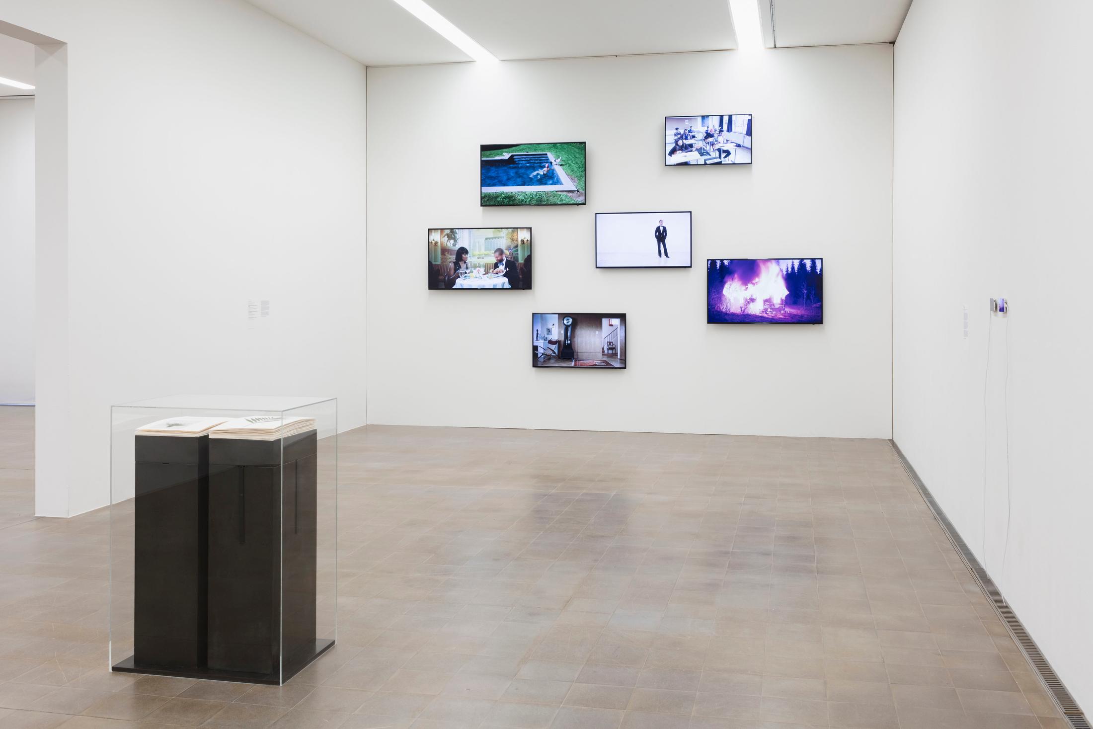 Exhibition View Groupshow «Zeitspuren – The Power of Now with Taryn Simon and Ragnar Kjartansson» at PASQUART, Biel/Bienne, 2018 / Photo: Gunnar Meier / Courtesy: the artist and Gagosian / Courtesy: the artist, Luhring Augustine, New York and i8 Gallery, Reykjavik
