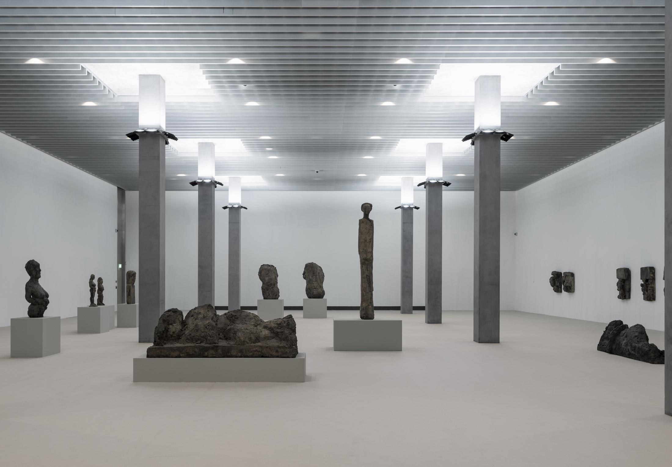 Exhibition View Hans Josephsohn, Solo Show at MASI Lugano, Lugano, 2020 / Photo: © Studio Pagi / Courtesy: Josephsohn Estate, Kesselhaus Josephsohn/Galerie Felix