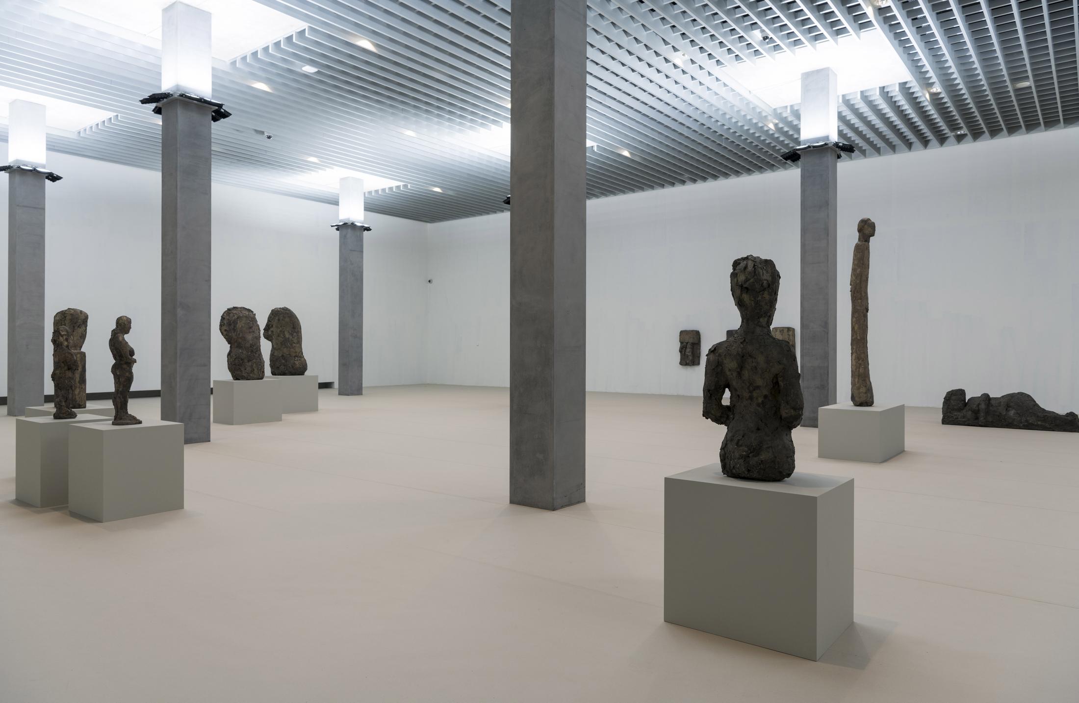 Exhibition View Hans Josephsohn, Solo Show at MASI Lugano, Lugano, 2020 / Photo: © Studio Pagi / Courtesy: Josephsohn Estate, Kesselhaus Josephsohn/Galerie Felix