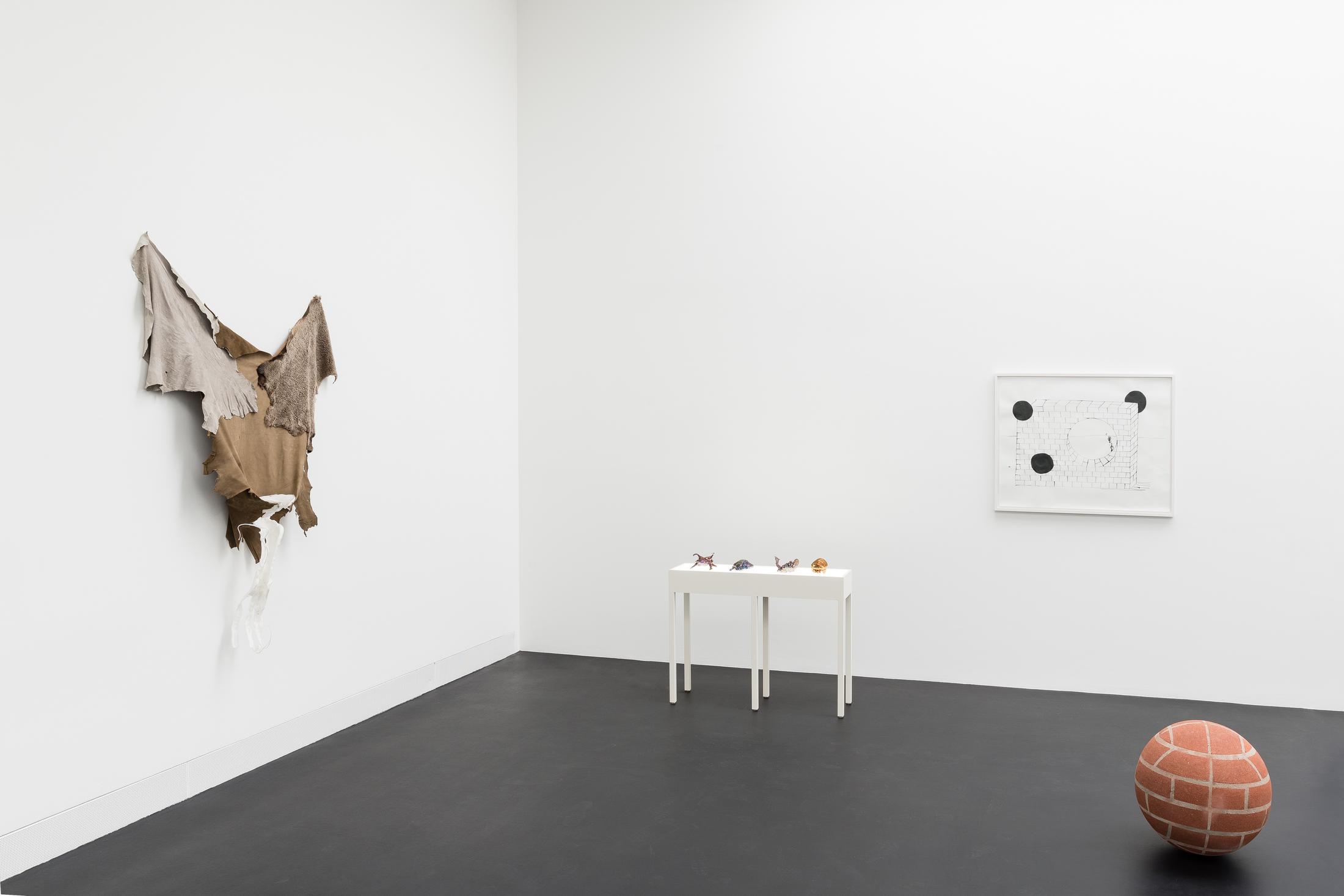 Exhibition View Groupshow «HOOKS & CLAWS» at Galerie Gregor Staiger, Zurich, 2020 / Photo: © Galerie Gregor Staiger / Courtesy: the artists and Galerie Gregor Staiger