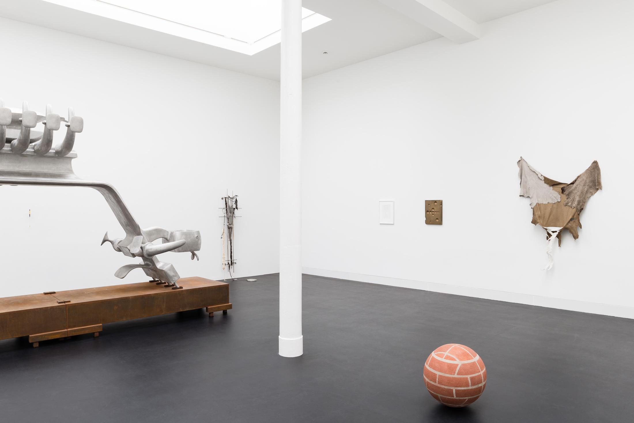 Exhibition View Groupshow «HOOKS & CLAWS» at Galerie Gregor Staiger, Zurich, 2020 / Photo: © Galerie Gregor Staiger / Courtesy: the artists and Galerie Gregor Staiger