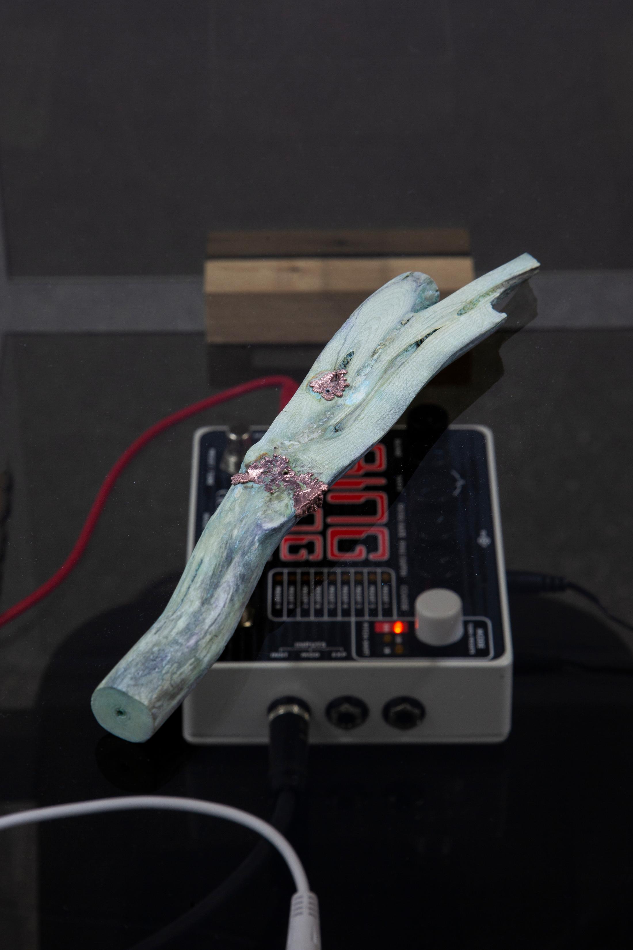 Exhibition View Hunter Longe Solo Show «Summoner; view on Hunter Longe, Summoner (ΧΘΟΥΜΙΛΟΝ), 2023, Glass, oak, driftwood, copper, copper sulfate, photovoltaicx cells, contact microphone, ring modulators, pitch shifter, audio cables, PA» at Espace 3353, Carouge, 2023 / Photo: Anastasia Mityukova / Courtesy: the artist and Espace 3353