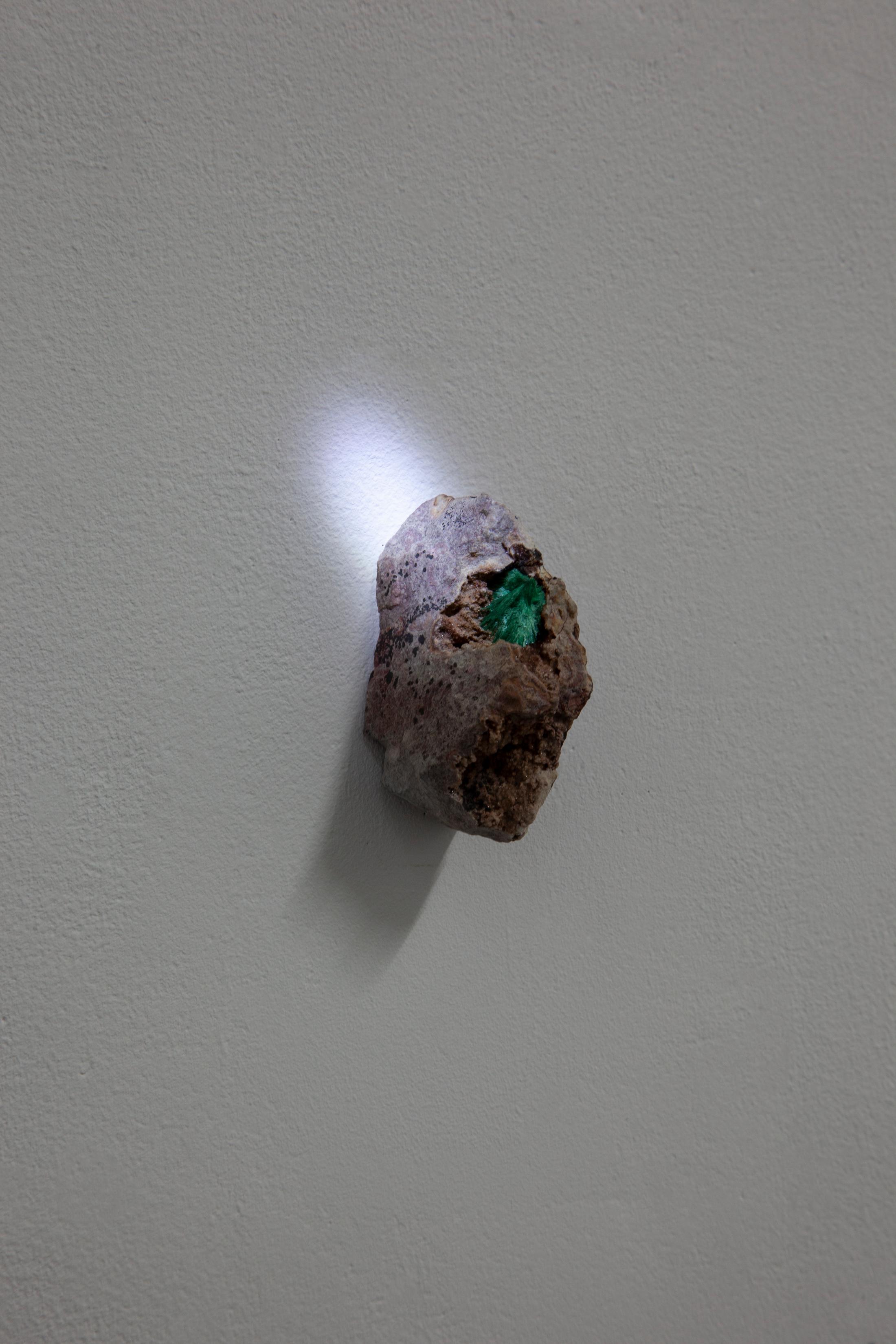 Exhibition View Hunter Longe Solo Show «Summoner; view on Hunter Longe, Birth, 2023, Fibrous malachite in matrix, projection, video loop» at Espace 3353, Carouge, 2023 / Photo: Anastasia Mityukova / Courtesy: the artist and Espace 3353
