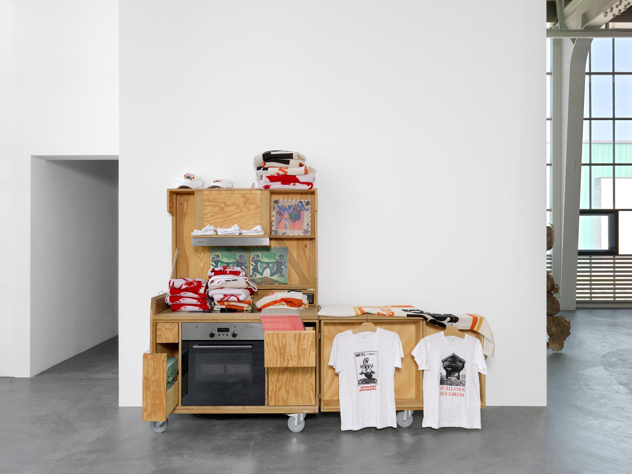 Exhibition View Ida Ekblad Soloshow «FRA ÅRE TIL OVN» at Kunsthalle Zürich,  Zurich, 2019 / © Photo: Annik Wetter / Courtesy: the artist and Kunsthalle Zürich