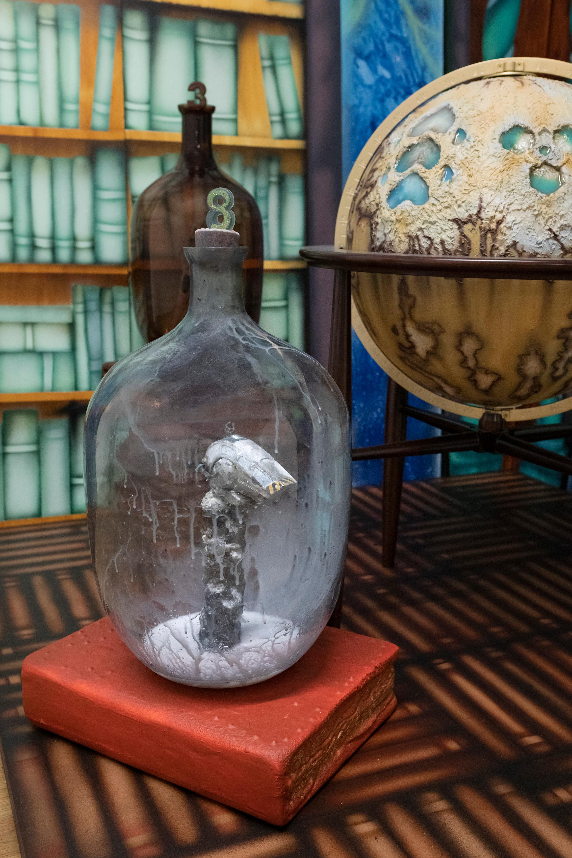 Exhibition View Ilaria Vinci Double Solo Show «Iris IV: Our Last Best Hope and Mind Gamer; view on Ilaria Vinci, A beating of giant wings (Worker bee), 2021» at Plymouth Rock and Longtang, Zurich, 2022 / Photo: Flavio Karrer / Courtesy: the artist, Plymouth Rock and Longtang