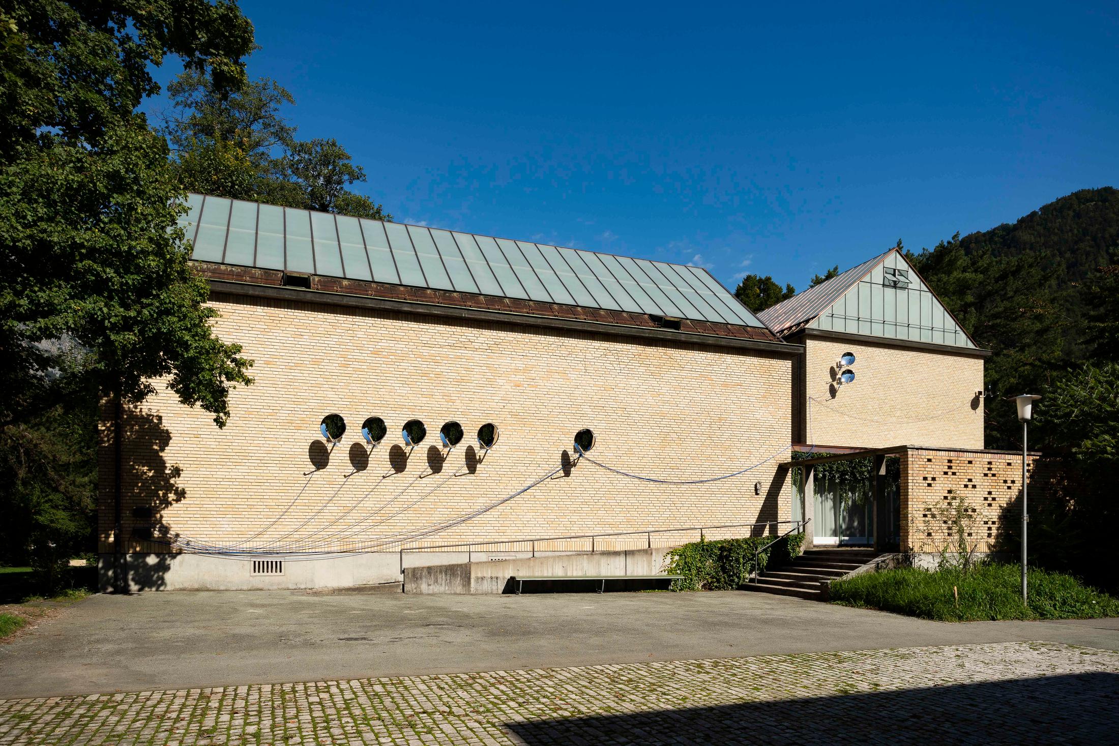 Exhibition View Group Show «Im Volksgarten; view on Rachal Bradley, Untitled, 2020, 10 chromed satellite dishes, 10 ionisers, aluminum di-bond housing, electrical wire cable and various hardware, dimensions varible» at Kunsthaus Glarus, Glarus, 2020 / Photo: Gunnar Meier / Courtesy: the artist and Galerie Gregor Staiger, Zurich