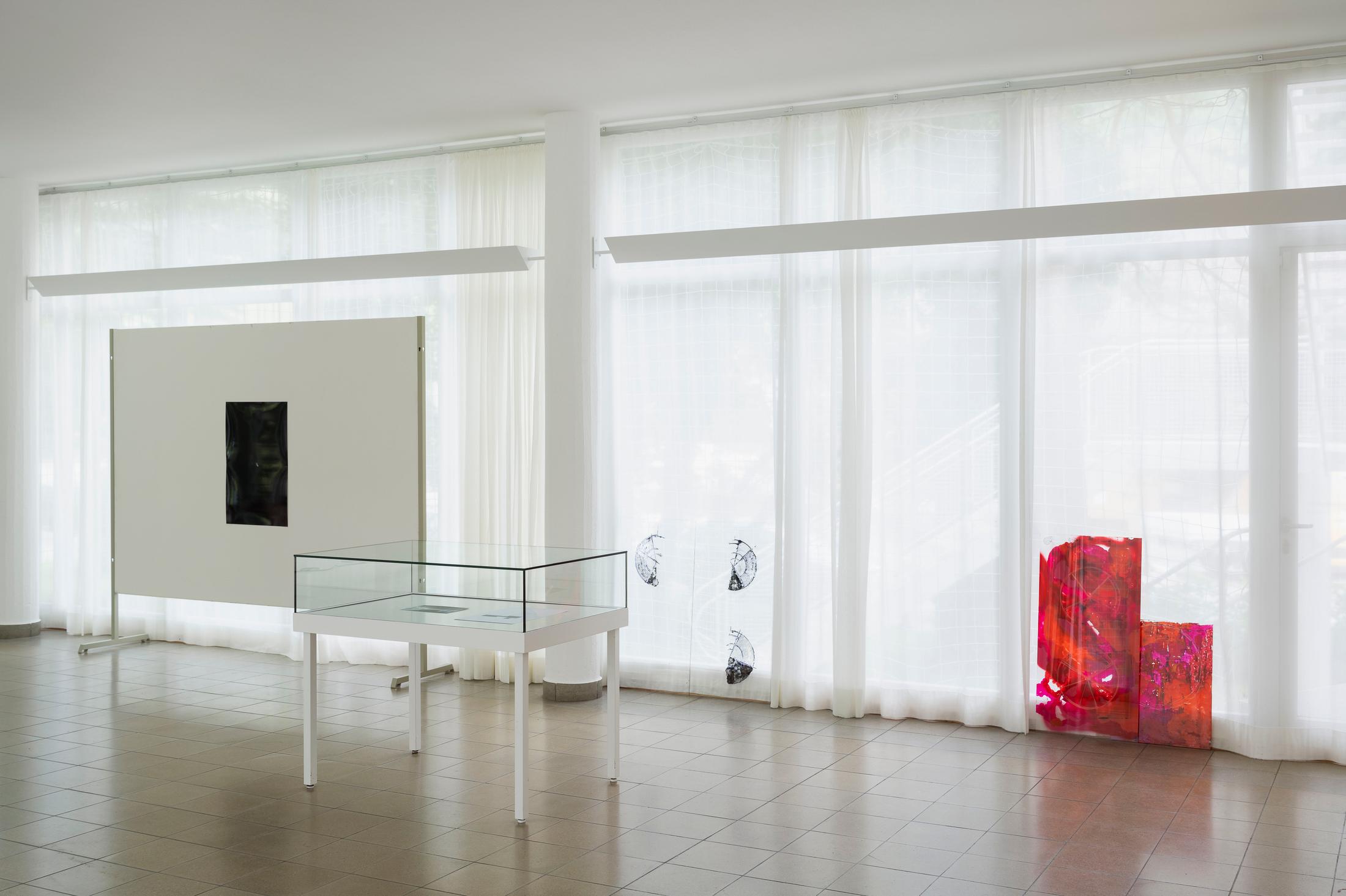 Exhibition View Group Show «Im Volksgarten; view on Richard Frater, Einladungsdilemma, 2020» at Kunsthaus Glarus, Glarus, 2020 / Photo: Gunnar Meier / Courtesy: the artist