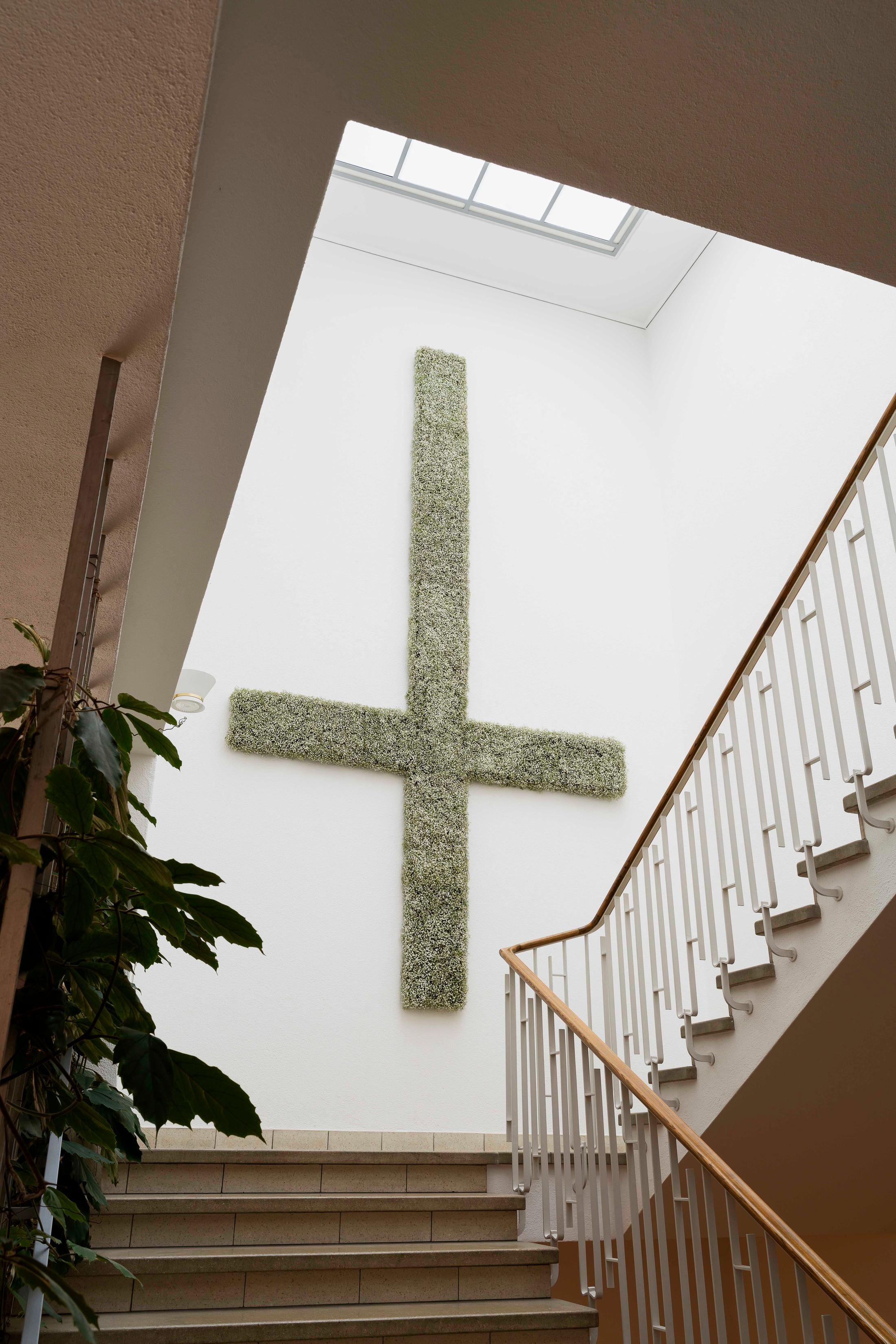 Exhibition View Group Show «Im Volksgarten; view on Ali ‡Tobias Kaspar, coreOATK_01, 2020, from coreOATK or Stop Reading my Art as the Story of my Life, 2020, gypsophila, OASIS foam, 485 x 800 x 60 cm» at Kunsthaus Glarus, Glarus, 2020 / Photo: Gunnar Meier / Courtesy: the artist and Gallery Peter Kilchmann, Zurich