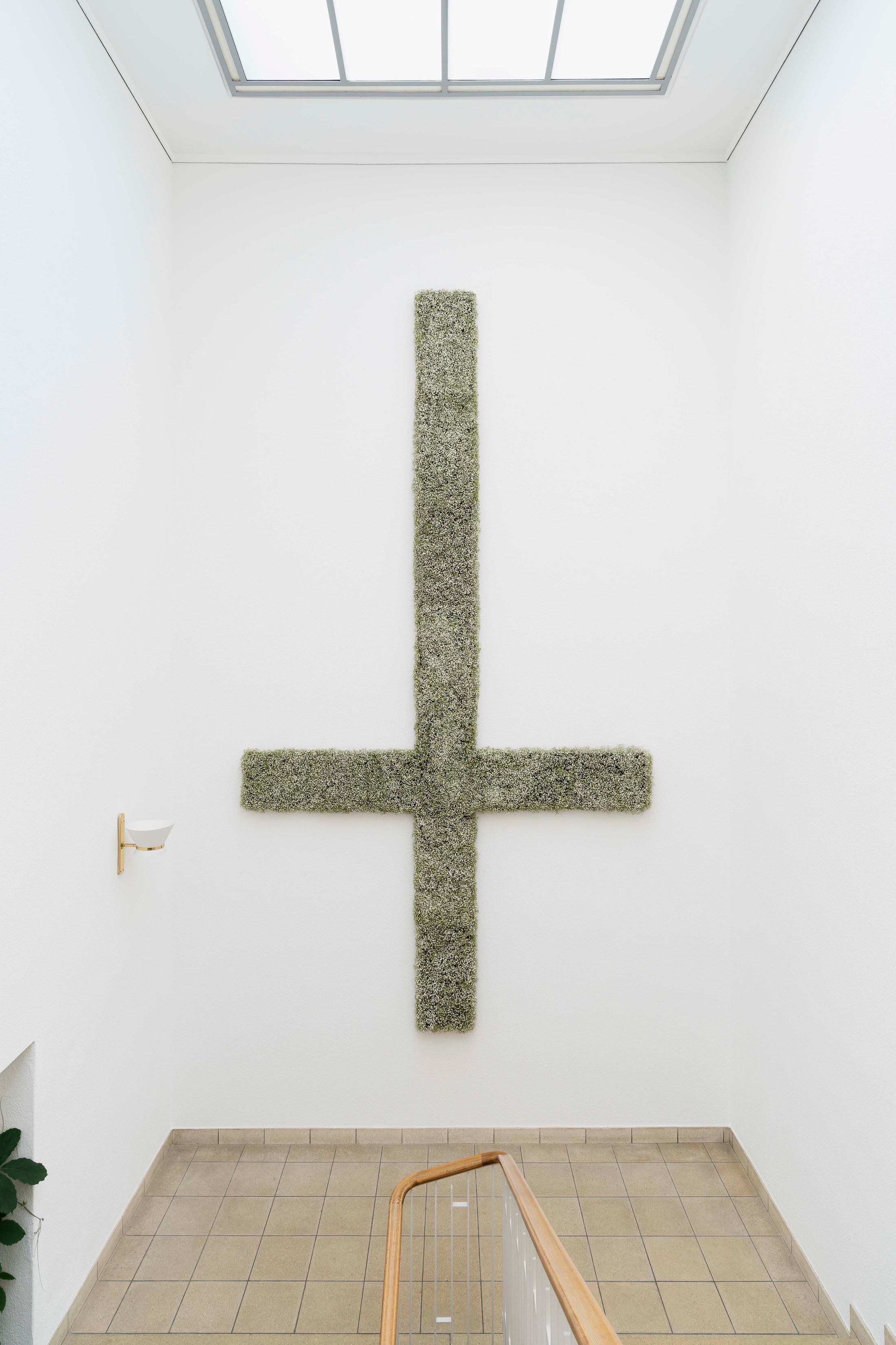 Exhibition View Group Show «Im Volksgarten; view on Ali ‡Tobias Kaspar, coreOATK_01, 2020, from coreOATK or Stop Reading my Art as the Story of my Life, 2020, gypsophila, OASIS foam, 485 x 800 x 60 cm» at Kunsthaus Glarus, Glarus, 2020 / Photo: Gunnar Meier / Courtesy: the artist and Gallery Peter Kilchmann, Zurich