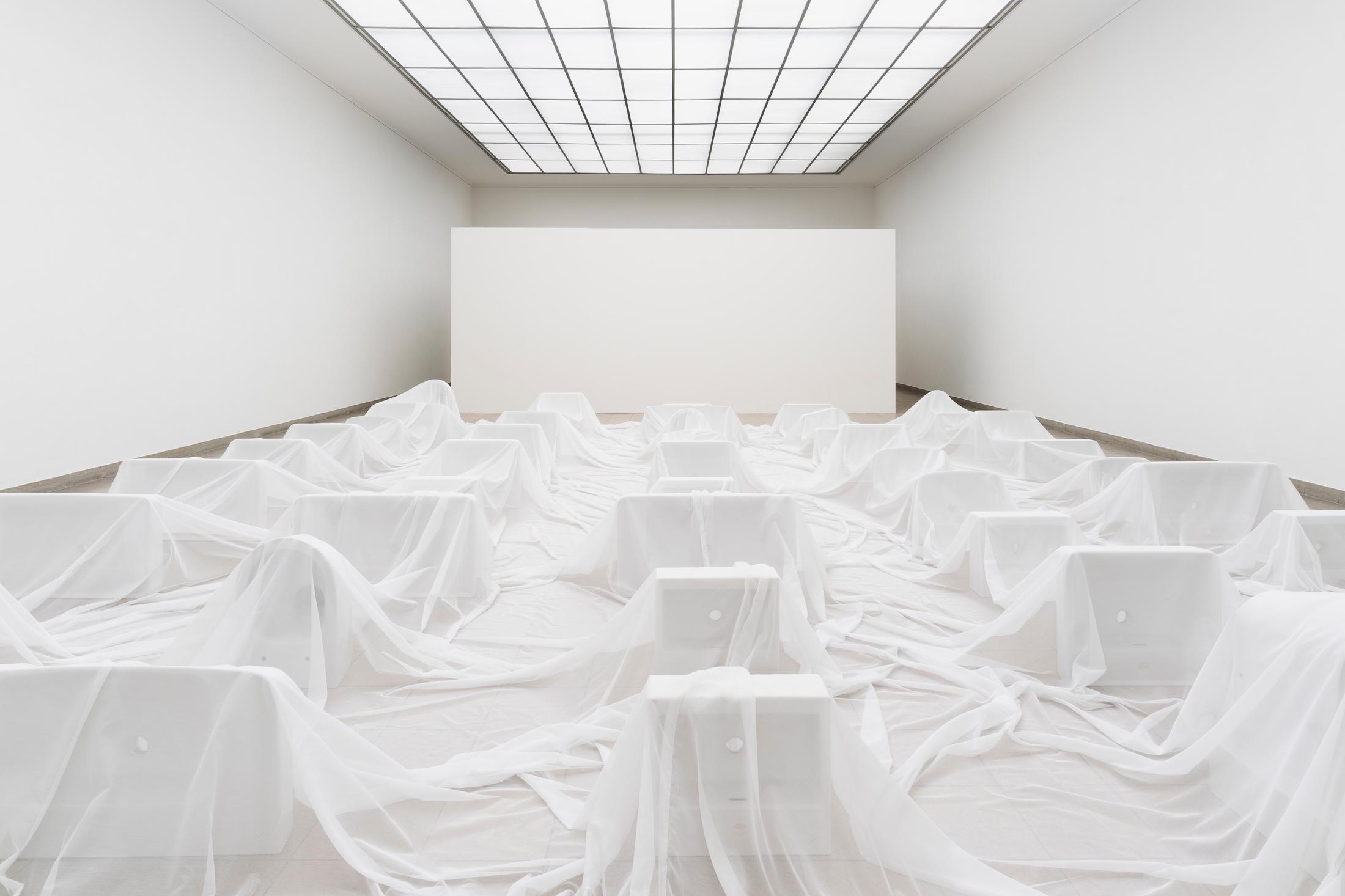 Exhibition View Group Show «Im Volksgarten; view on Olivia Ali ‡Tobias Kaspar, 50 reasons, 2020, from coreOATK or Stop Reading my Art as the Story of my Life, 2020, 50 sanitary facilities (ceramics), white fabric, 900 x 800 x 60 cm» at Kunsthaus Glarus, Glarus, 2020 / Photo: Gunnar Meier / Courtesy: the artist and Gallery Peter Kilchmann, Zurich