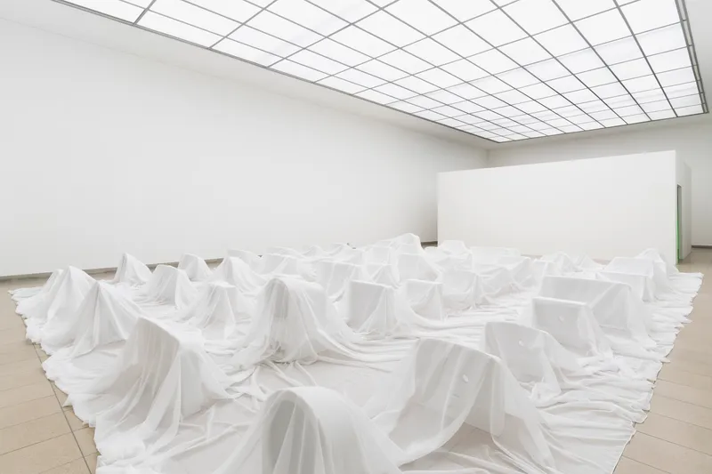 Exhibition View Group Show «Im Volksgarten; view on Olivia Ali ‡Tobias Kaspar, 50 reasons, 2020, from coreOATK or Stop Reading my Art as the Story of my Life, 2020, 50 sanitary facilities (ceramics), white fabric, 900 x 800 x 60 cm» at Kunsthaus Glarus, Glarus, 2020 / Photo: Gunnar Meier / Courtesy: the artist and Gallery Peter Kilchmann, Zurich