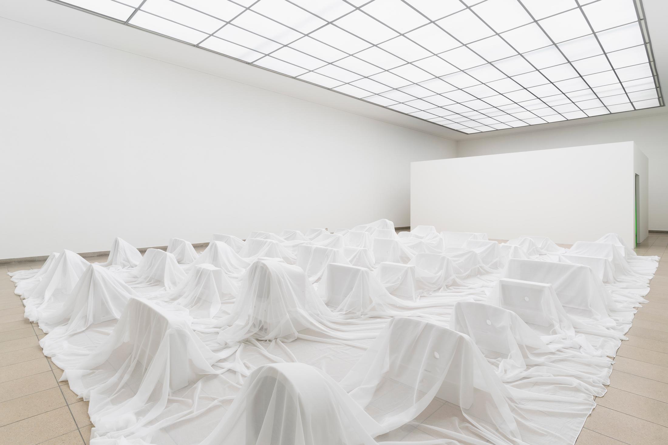 Exhibition View Group Show «Im Volksgarten; view on Olivia Ali ‡Tobias Kaspar, 50 reasons, 2020, from coreOATK or Stop Reading my Art as the Story of my Life, 2020, 50 sanitary facilities (ceramics), white fabric, 900 x 800 x 60 cm» at Kunsthaus Glarus, Glarus, 2020 / Photo: Gunnar Meier / Courtesy: the artist and Gallery Peter Kilchmann, Zurich