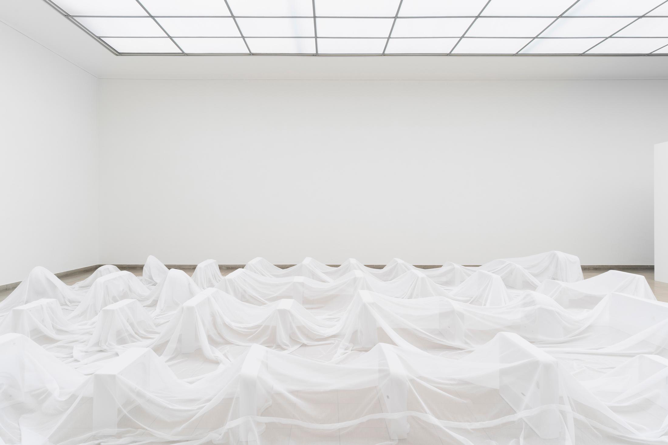 Exhibition View Group Show «Im Volksgarten; view on Olivia Ali ‡Tobias Kaspar, 50 reasons, 2020, from coreOATK or Stop Reading my Art as the Story of my Life, 2020, 50 sanitary facilities (ceramics), white fabric, 900 x 800 x 60 cm» at Kunsthaus Glarus, Glarus, 2020 / Photo: Gunnar Meier / Courtesy: the artist and Gallery Peter Kilchmann, Zurich