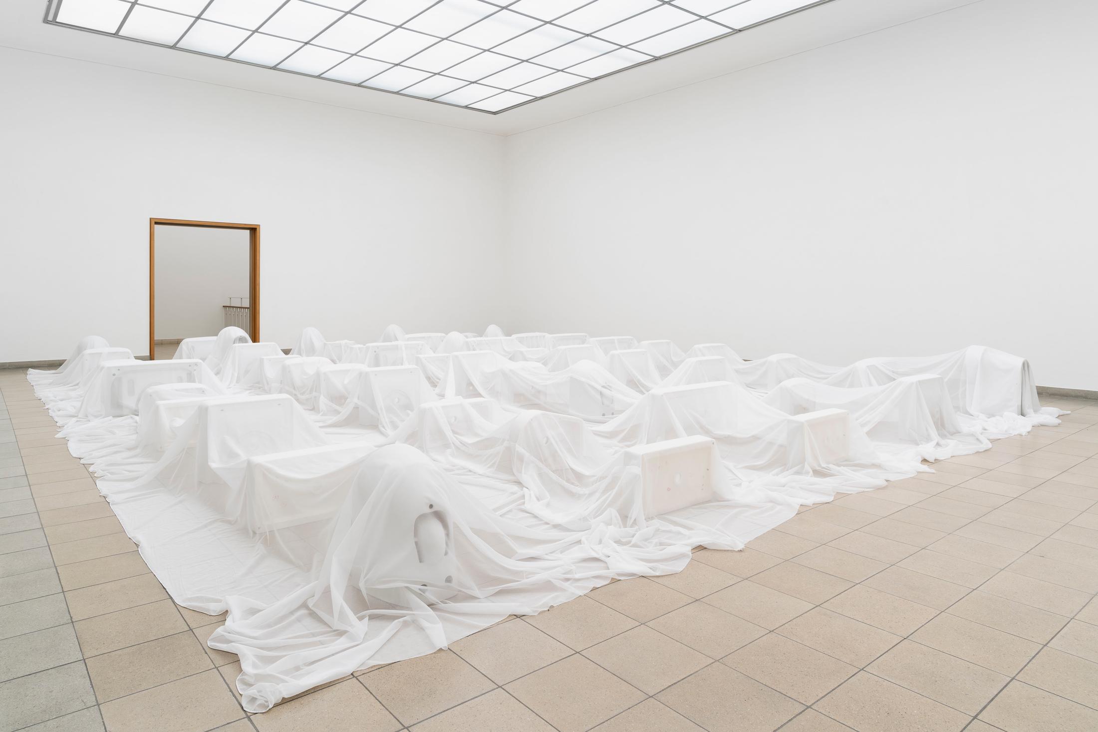 Exhibition View Group Show «Im Volksgarten; view on Olivia Ali ‡Tobias Kaspar, 50 reasons, 2020, from coreOATK or Stop Reading my Art as the Story of my Life, 2020, 50 sanitary facilities (ceramics), white fabric, 900 x 800 x 60 cm» at Kunsthaus Glarus, Glarus, 2020 / Photo: Gunnar Meier / Courtesy: the artist and Gallery Peter Kilchmann, Zurich