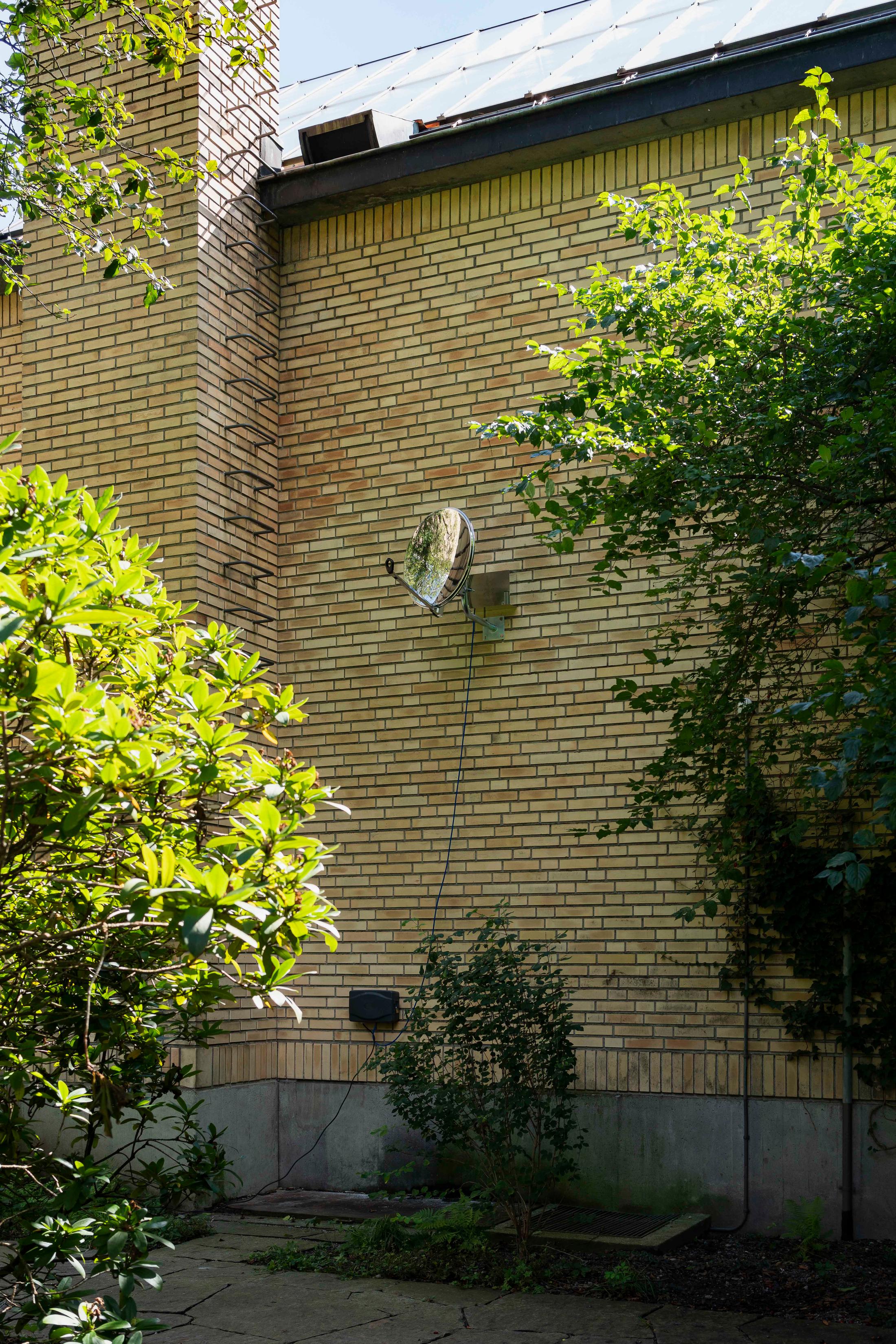 Exhibition View Group Show «Im Volksgarten; view on Rachal Bradley, Untitled, 2020, (detail), 10 chromed satellite dishes, 10 ionisers, aluminum di-bond housing, electrical wire cable and various hardware, dimensions varible» at Kunsthaus Glarus, Glarus, 2020 / Photo: Gunnar Meier / Courtesy: the artist and Galerie Gregor Staiger, Zurich