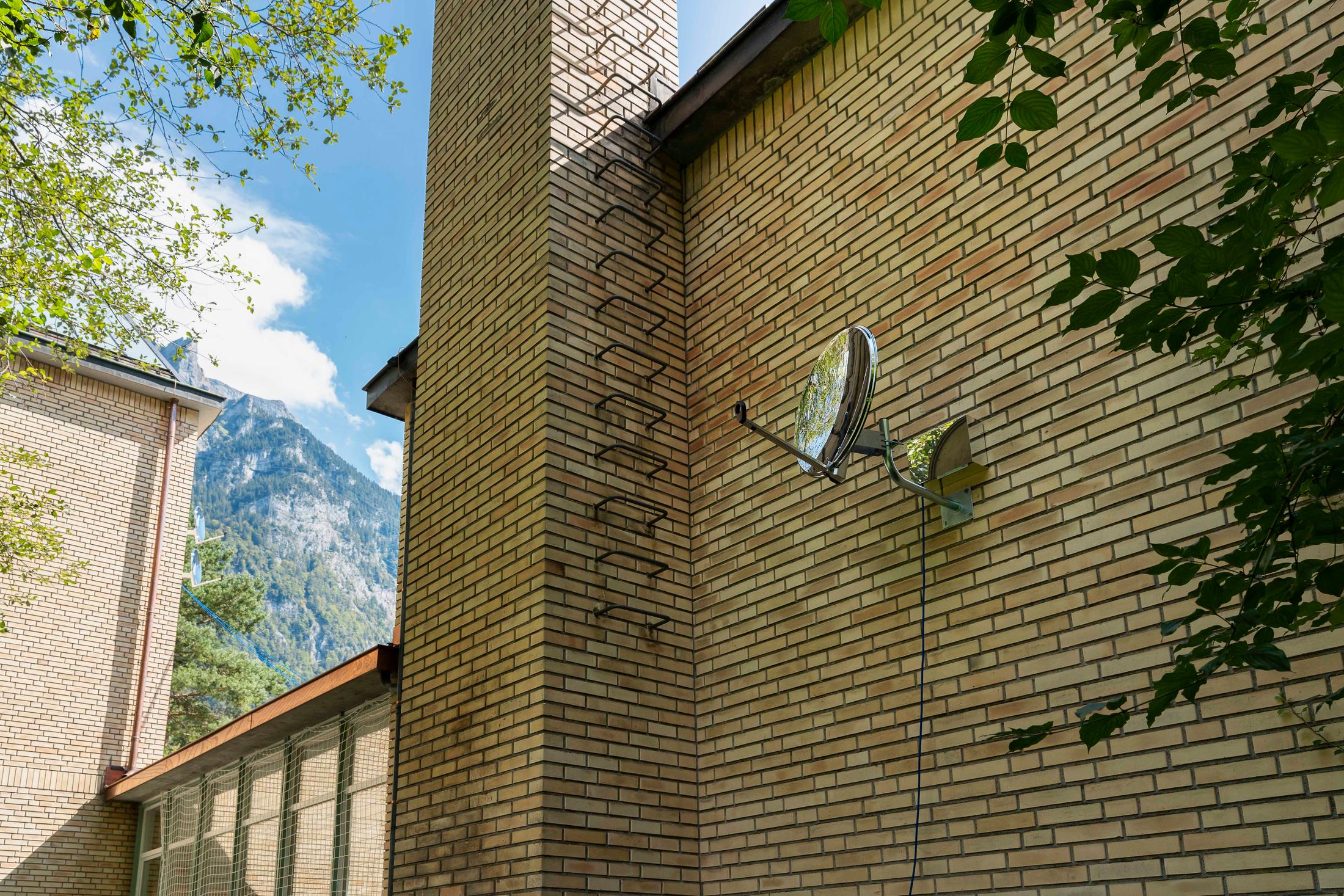 Exhibition View Group Show «Im Volksgarten; view on Rachal Bradley, Untitled, 2020, (detail), 10 chromed satellite dishes, 10 ionisers, aluminum di-bond housing, electrical wire cable and various hardware, dimensions varible» at Kunsthaus Glarus, Glarus, 2020 / Photo: Gunnar Meier / Courtesy: the artist and Galerie Gregor Staiger, Zurich