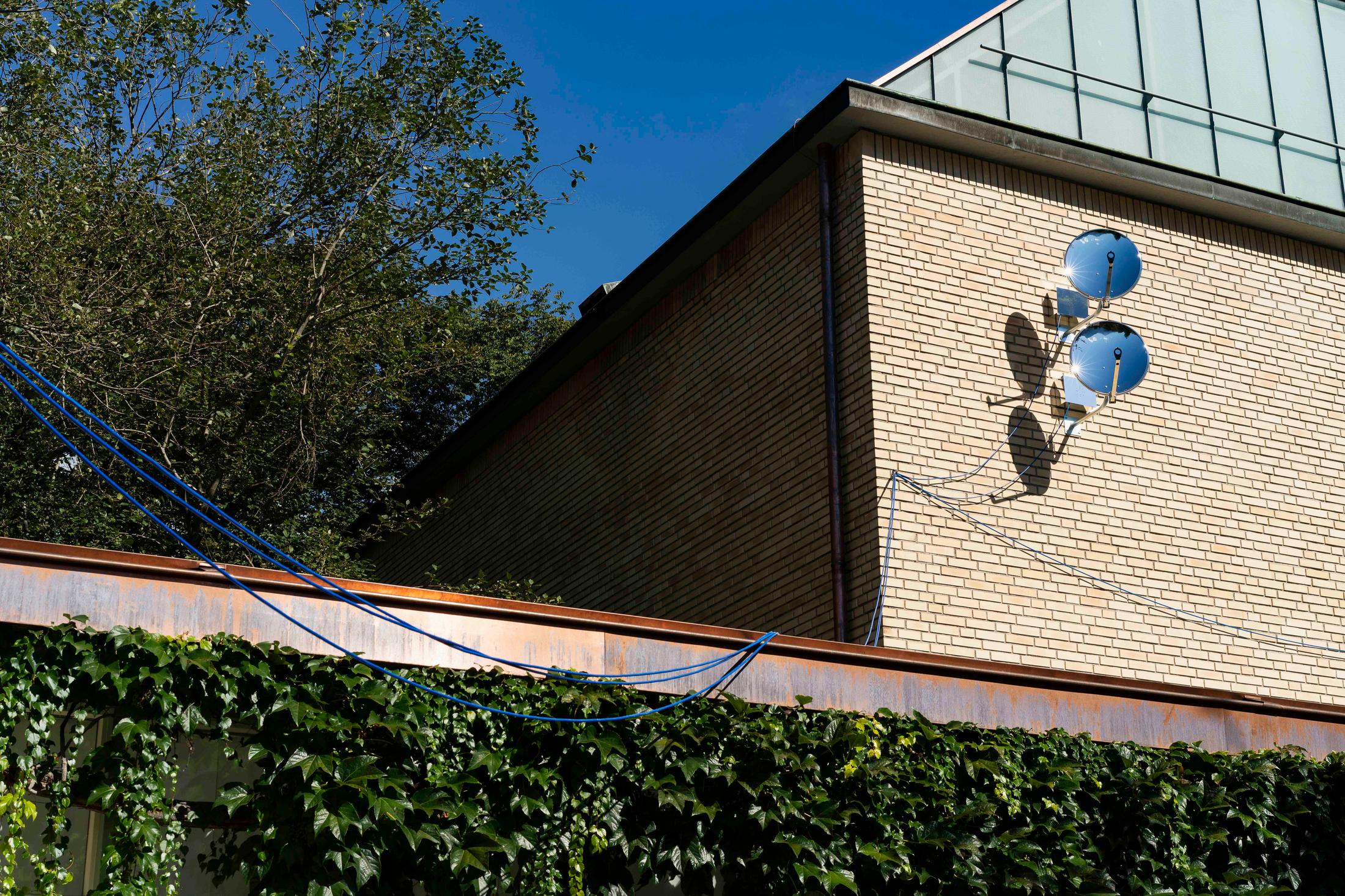 Exhibition View Group Show «Im Volksgarten; view on Rachal Bradley, Untitled, 2020, (detail), 10 chromed satellite dishes, 10 ionisers, aluminum di-bond housing, electrical wire cable and various hardware, dimensions varible» at Kunsthaus Glarus, Glarus, 2020 / Photo: Gunnar Meier / Courtesy: the artist and Galerie Gregor Staiger, Zurich