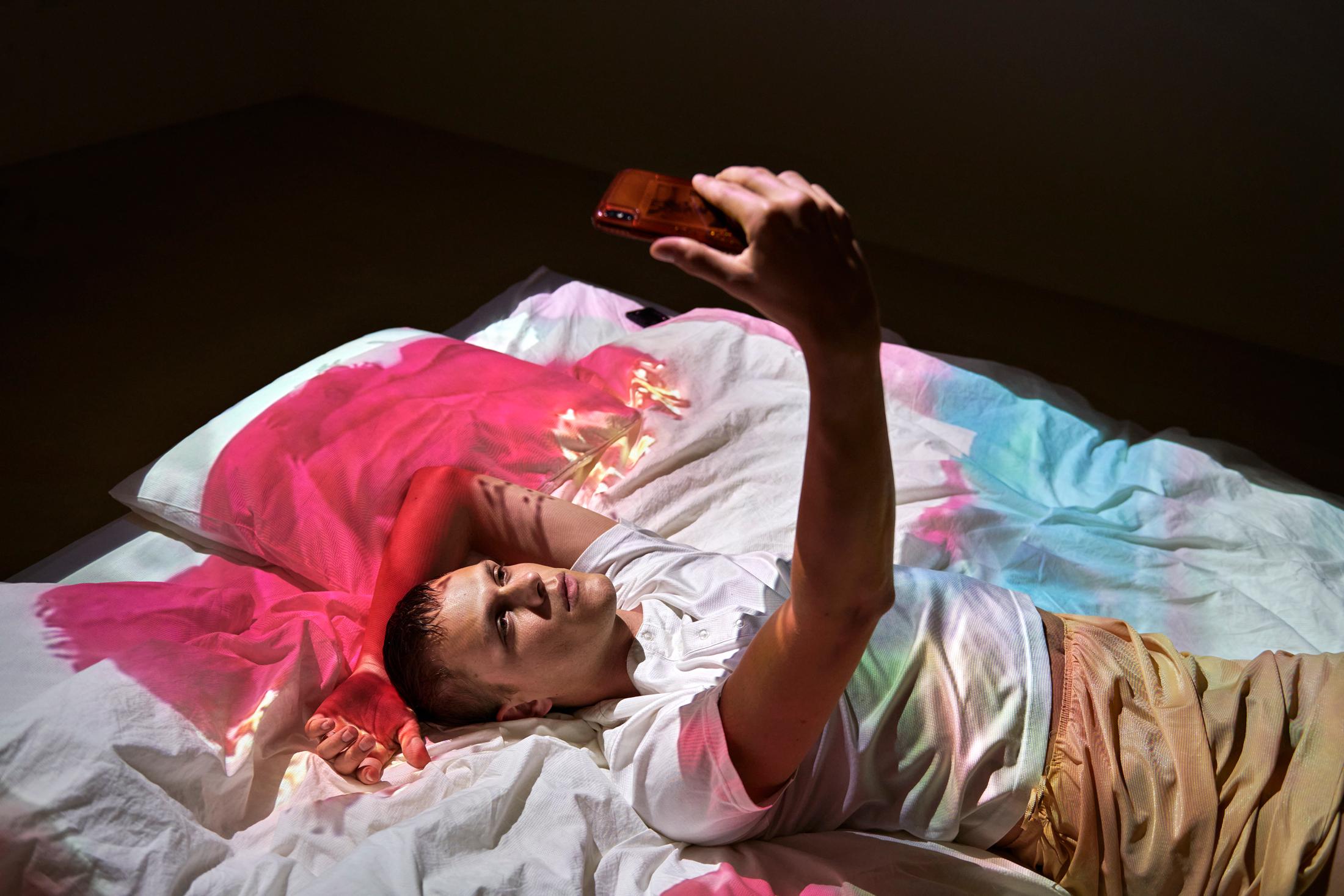 Exhibition View Isabella Fürnkäs Solo Show «Siamese Dreams», Performance in Zurich at Windhager von Kaenel on the 18.9.2021 & 24.9.2021 17-21h by Jules Claude Gisler / Photo: Anna Maysuk / Courtesy: the artist and Windhager von Kaenel