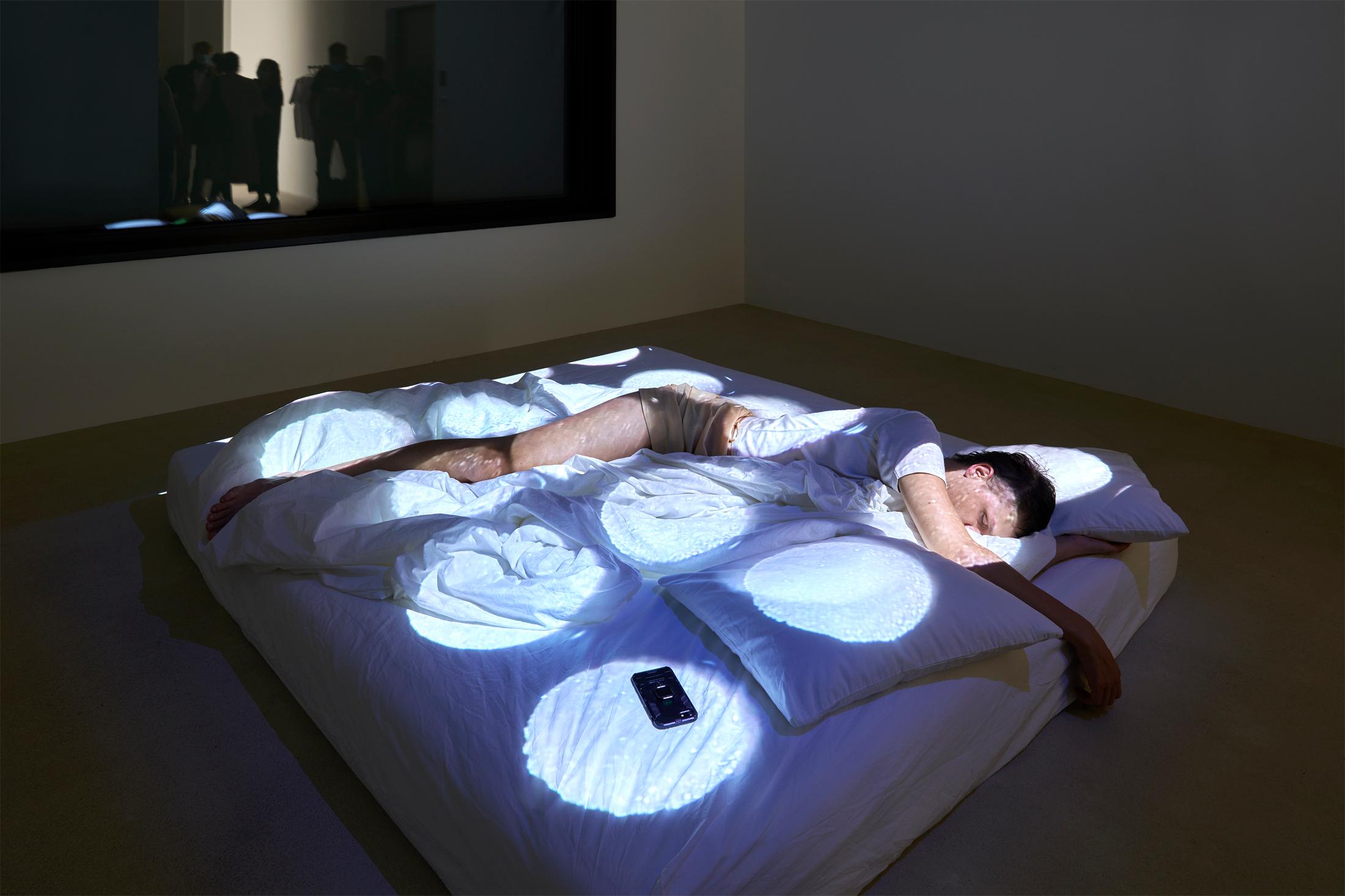 Exhibition View Isabella Fürnkäs Solo Show «Siamese Dreams», Performance in Zurich at Windhager von Kaenel on the 18.9.2021 & 24.9.2021 17-21h by Jules Claude Gisler / Photo: Anna Maysuk / Courtesy: the artist and Windhager von Kaenel