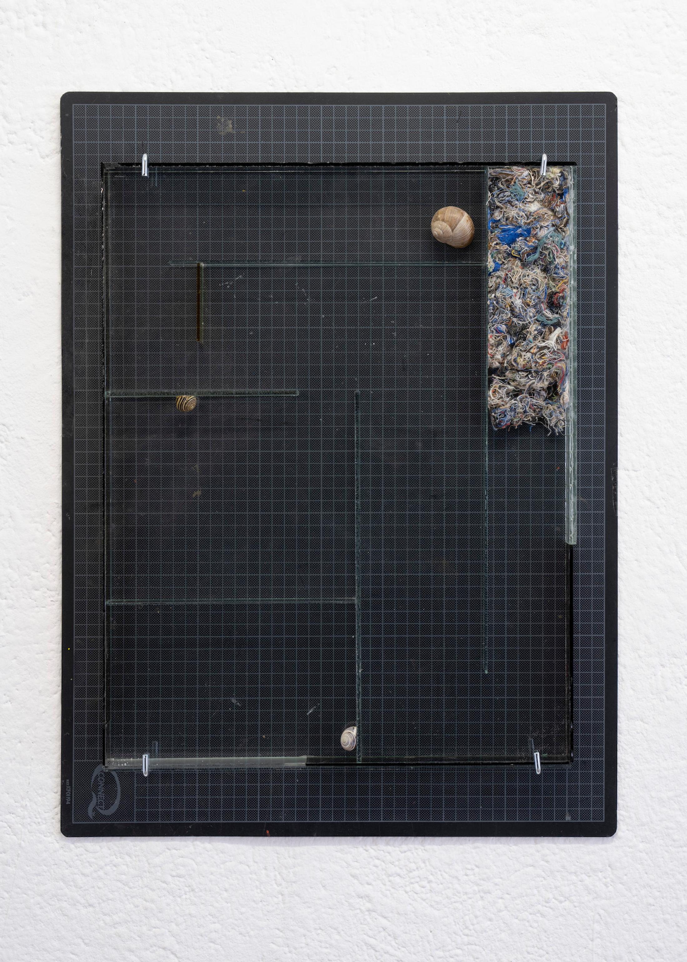 Exhibition View Group Show «Issue de secours; view on Brigham Baker, Untitled, 2021, Glass, Various objects» at Binz39, Zürich, 2021 / Photo: Claude Barrault / Courtesy: the artists and Binz39