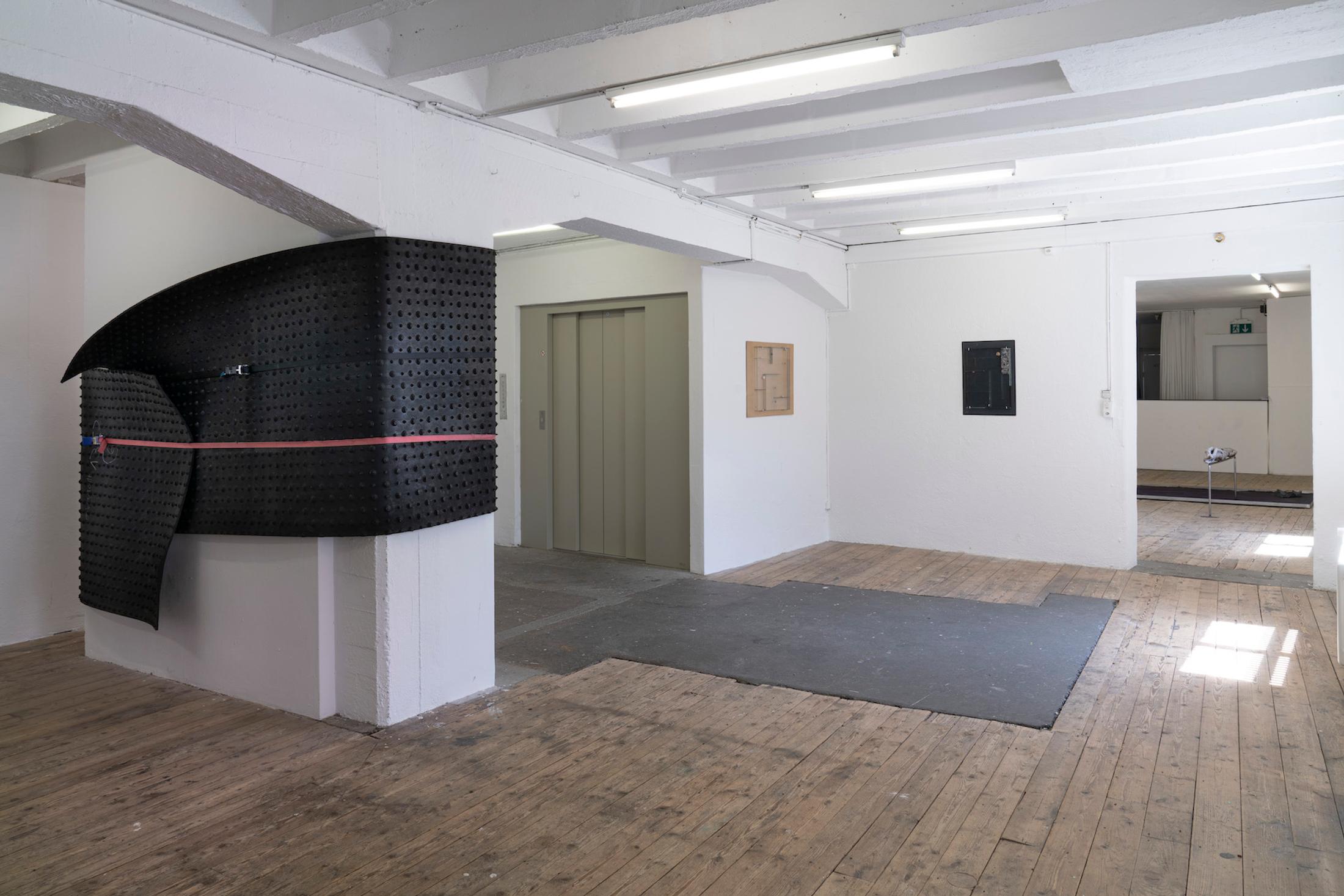 Exhibition View Group Show «Issue de secours» at Binz39, Zürich, 2021 / Photo: Claude Barrault / Courtesy: the artists and Binz39