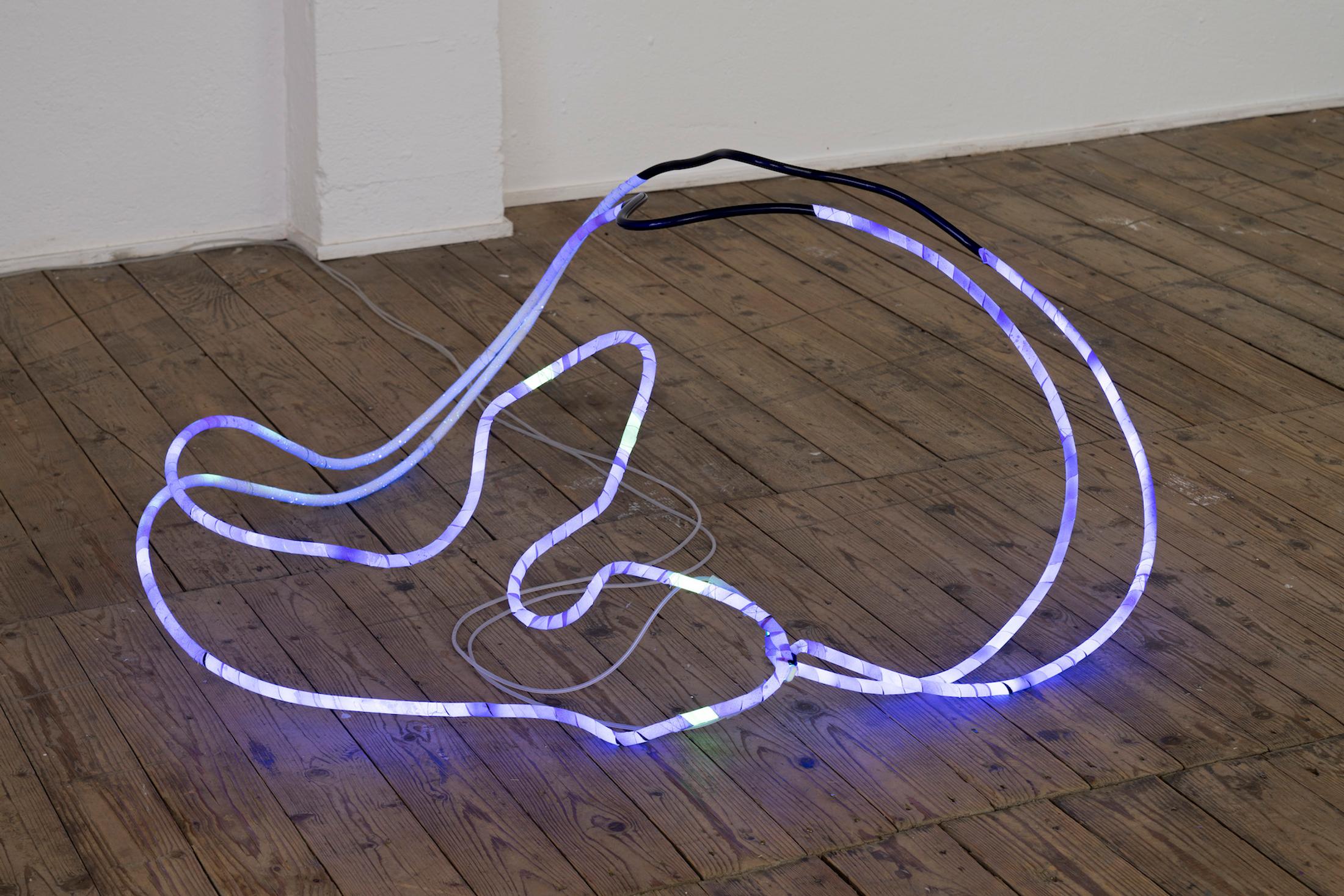 Exhibition View Group Show «Issue de secours; view on Isabell Bullerschen, Two-headed Ouroboros, 2021, Blacklight neon tube, Stone paper Luminescent spray, Wire» at Binz39, Zürich, 2021 / Photo: Claude Barrault / Courtesy: the artists and Binz39