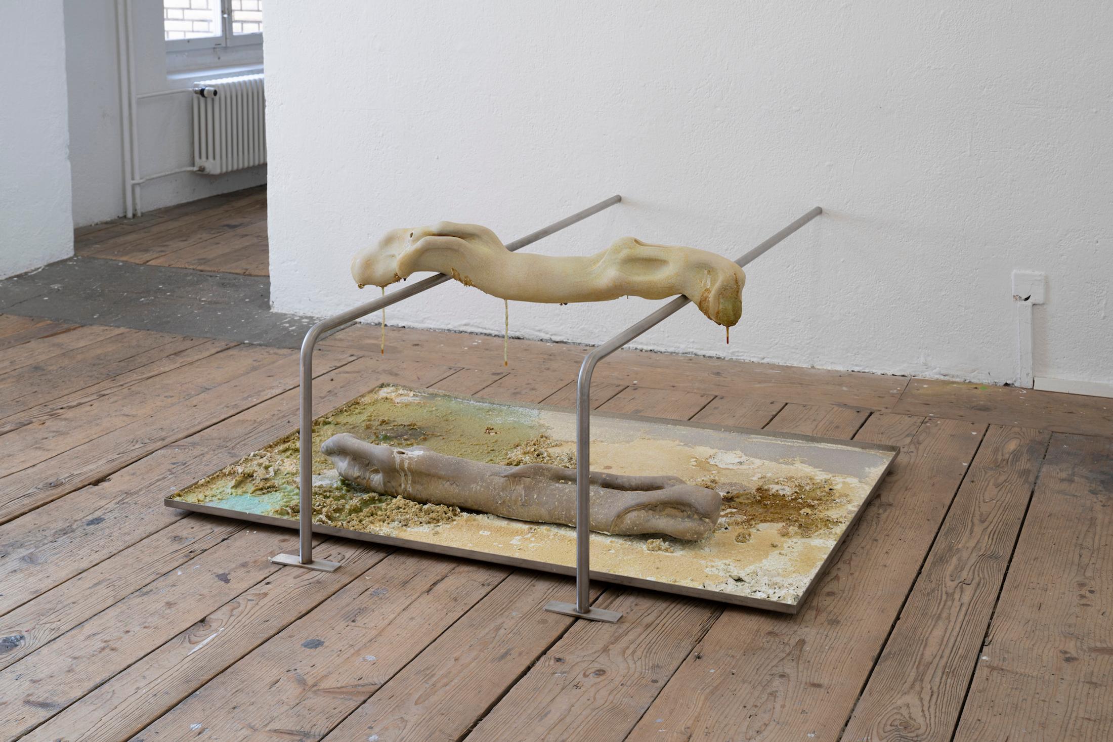 Exhibition View Group Show «Issue de secours; view on Isabelle Andriessen, Tidal Spill, 2018, Ceramic, stainless steel container, iron(II) sulphate» at Binz39, Zürich, 2021 / Photo: Claude Barrault / Courtesy: the artists and Binz39