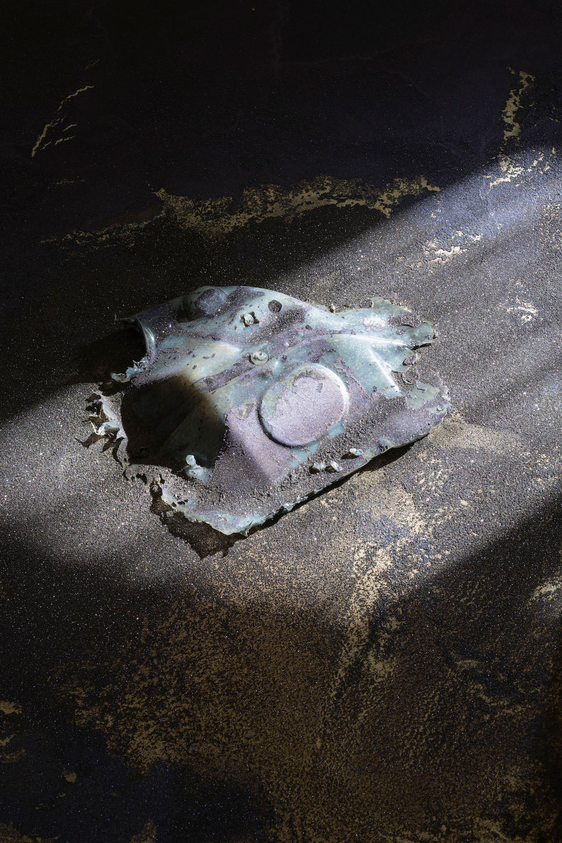 Exhibition View Group Show «Issue de secours; view on Isabelle Andriessen, Tidal Spill, 2018, Ceramic, stainless steel container, potassium permanganate, latex» at Binz39, Zürich, 2021 / Photo: Claude Barrault / Courtesy: the artists and Binz39