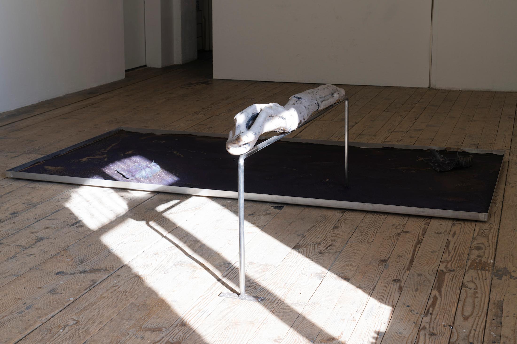 Exhibition View Group Show «Issue de secours; view on Isabelle Andriessen, Tidal Spill, 2018, Ceramic, stainless steel container, potassium permanganate, latex» at Binz39, Zürich, 2021 / Photo: Claude Barrault / Courtesy: the artists and Binz39