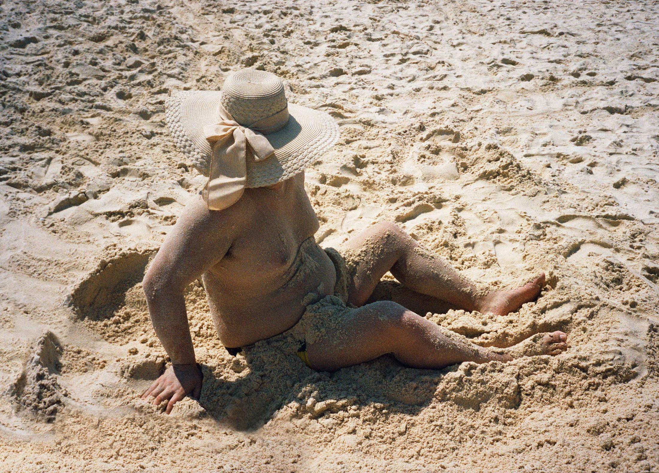 Exhibition View Jiajia Zhang Solo Show «If Every Day Were a Holiday, Towns Would Be More Mysterious; view on Jiajia Zhan, Hedonic Shift (Beach), 2021, C-Print on Aluminum, 50 x 70cm» at Coalmine, Winterthur, 2021 / Courtesy: the artist and Coalmine