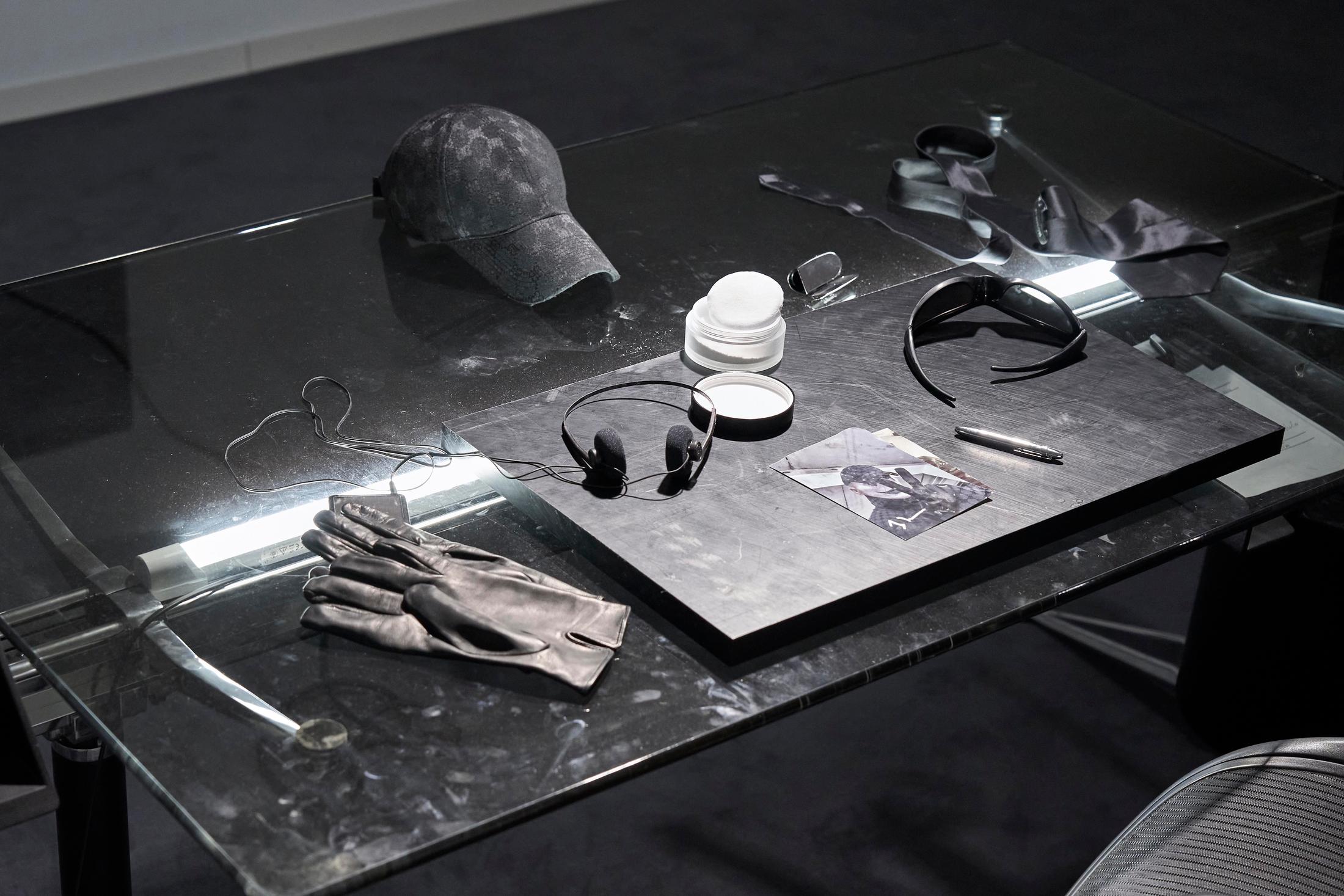 Exhibition View Julian-Jakob Kneer Solo Show «SHOOTING STAR, view on Julian-Jakob Kneer, ROSES ARE RED. VIOLETS ARE BLUE. THE POLICE WILL NEED DENTAL RECORDS TO IDENTIFY YOU. BITCH, 2022» at Blue Velvet Projects, Zurich, 2022 / Photo: Nicola Duc / Courtesy: the artist and Blue Velvet Projects