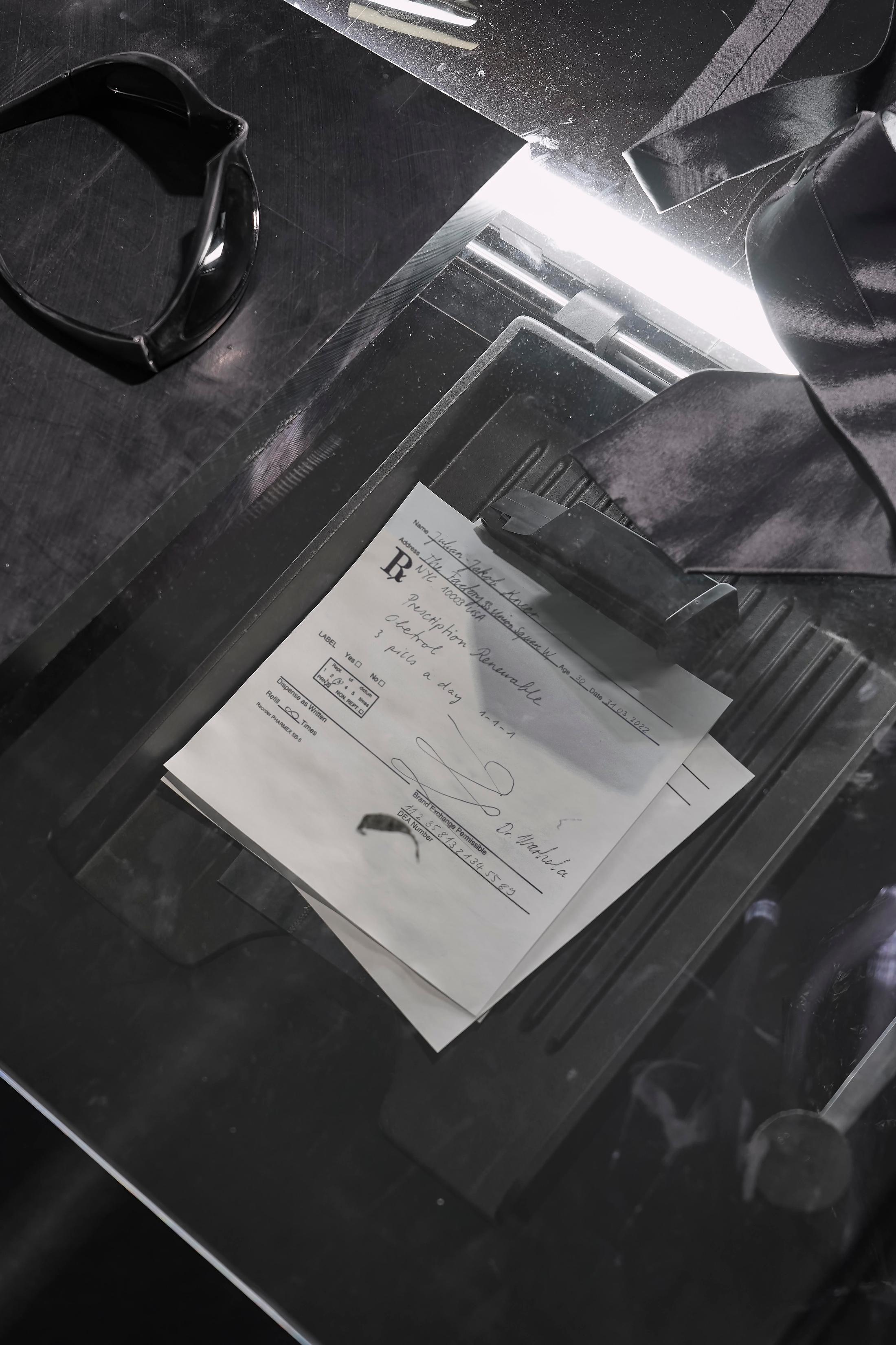 Exhibition View Julian-Jakob Kneer Solo Show «SHOOTING STAR, view on Julian-Jakob Kneer, ANDY, 2022» at Blue Velvet Projects, Zurich, 2022 / Photo: Nicola Duc / Courtesy: the artist and Blue Velvet Projects