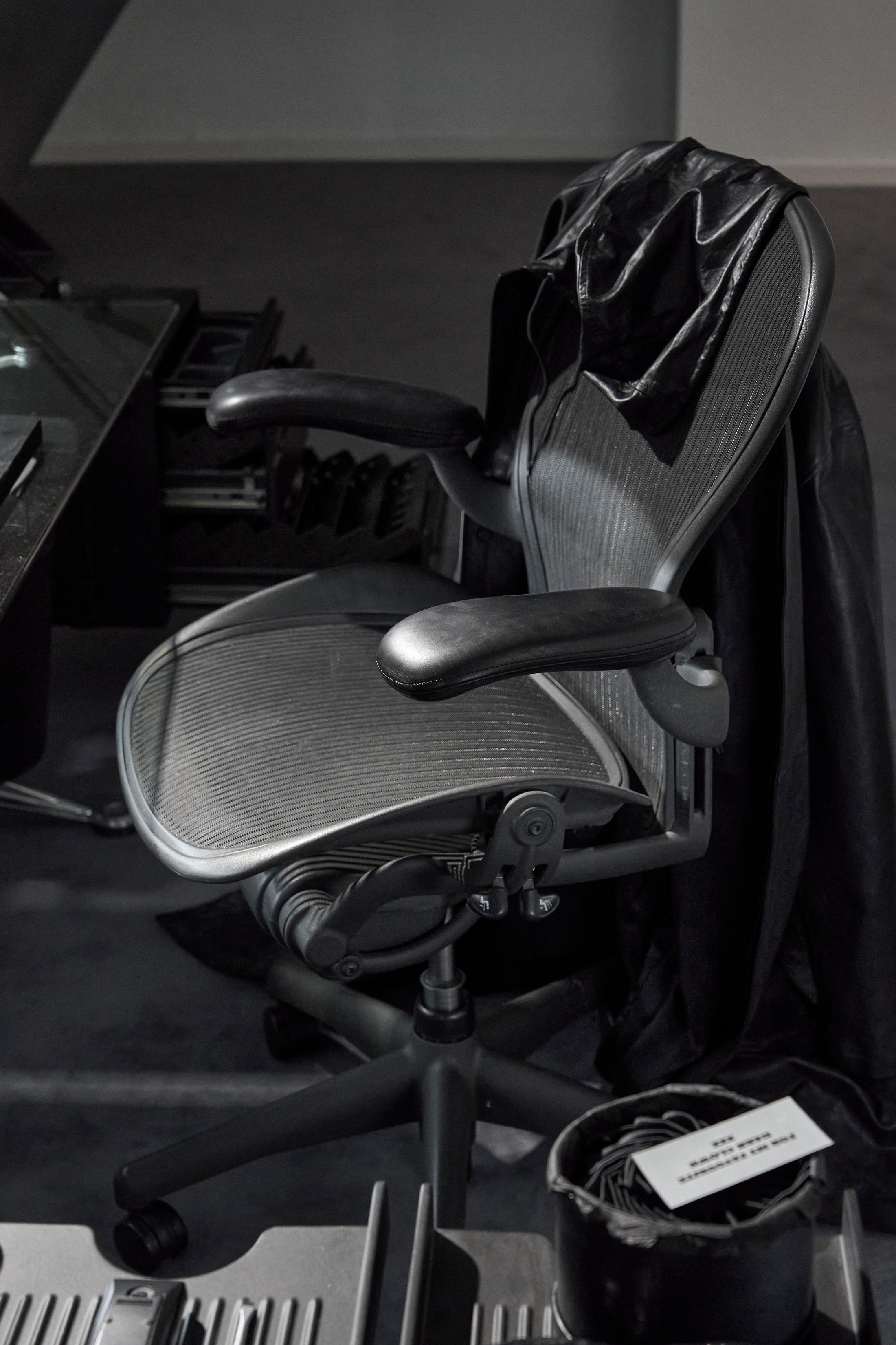 Exhibition View Julian-Jakob Kneer Solo Show «SHOOTING STAR, view on Julian-Jakob Kneer, LAUGHTER HOUSE, 2022» at Blue Velvet Projects, Zurich, 2022 / Photo: Nicola Duc / Courtesy: the artist and Blue Velvet Projects